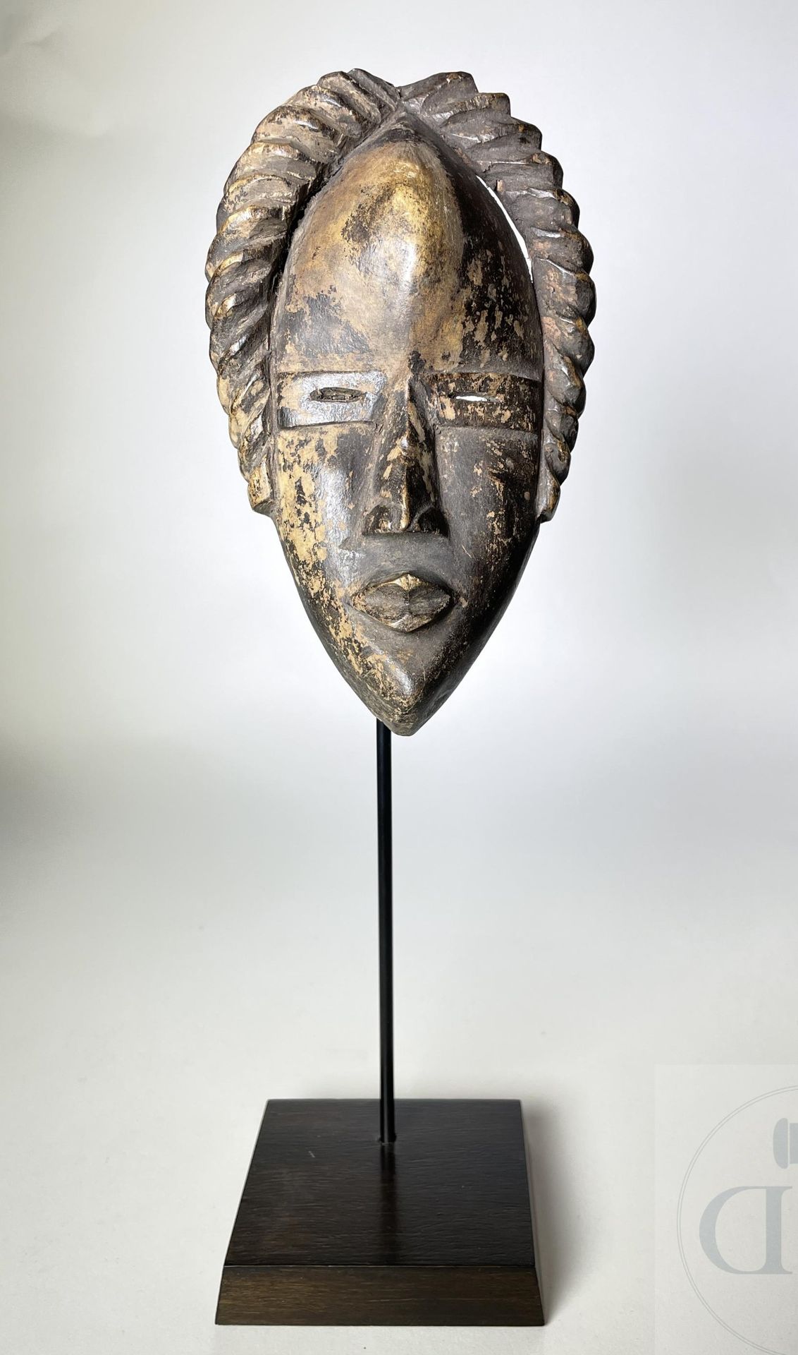 Null 微型男性面具。 丹，象牙海岸。 雕刻的木材。 20世纪中期。 高31厘米，包括底座。 高16 X 9,5厘米，不含底座。



微型面具也被称为 "护&hellip;