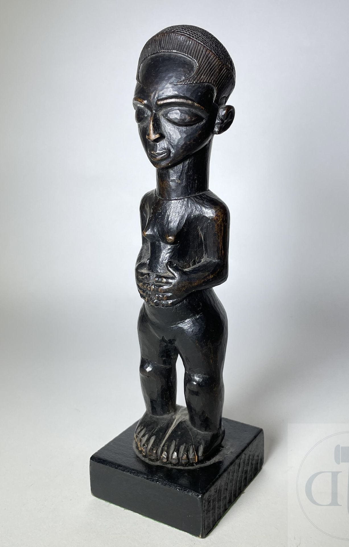 Null 表现一个女性形象的雕塑。 刚果民主共和国，库巴。 雕刻的木头有黑色的铜锈。 期间：1930/1940年。 罕见。 高25厘米，包括底座。



出处。&hellip;