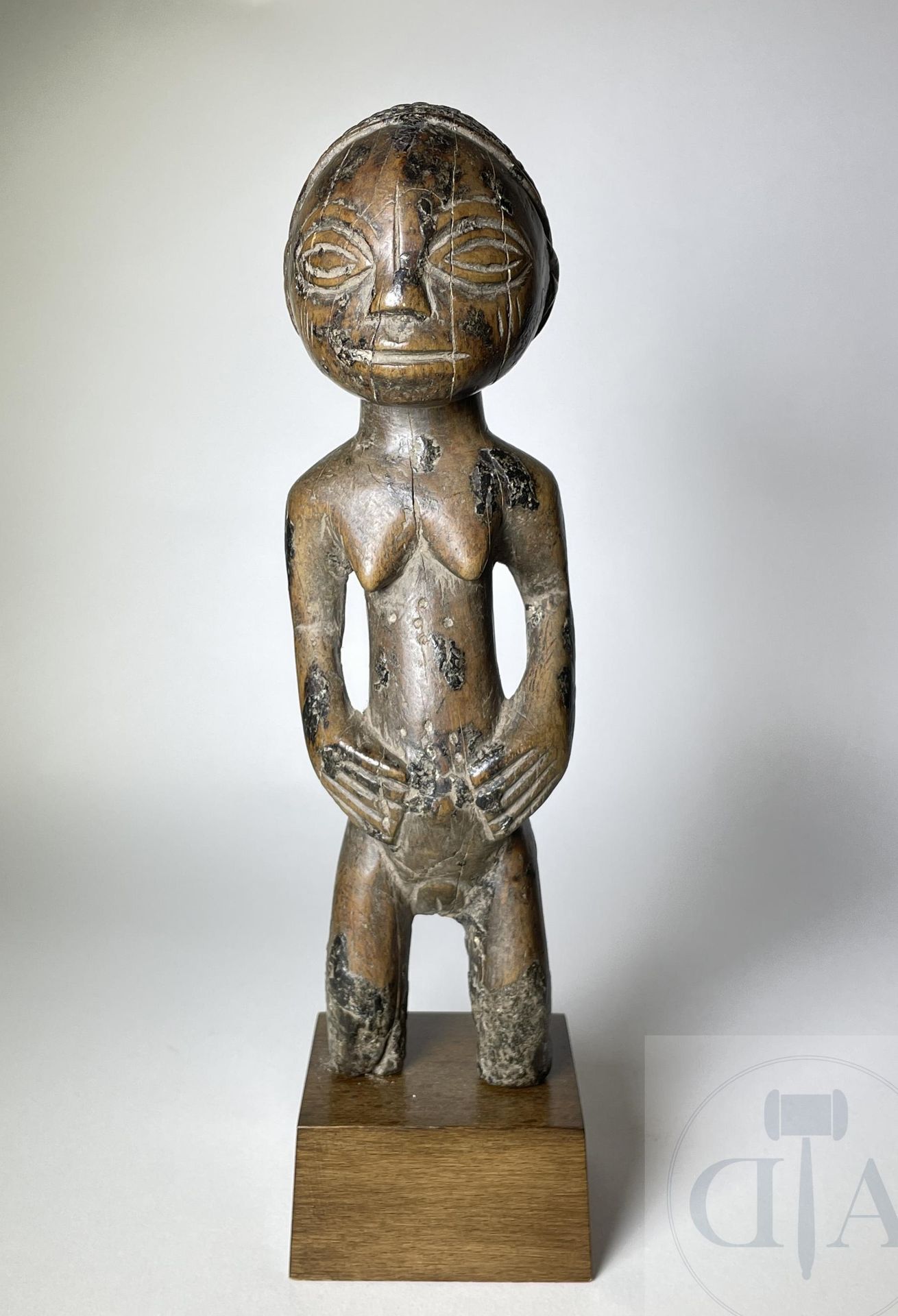 Null 站立的女性代表 "卡库德吉"。 塔布瓦，刚果民主共和国。 雕刻的木头上有酒的残骸。 20世纪第1季度。 高28厘米，包括底座。



出处。

J C&hellip;