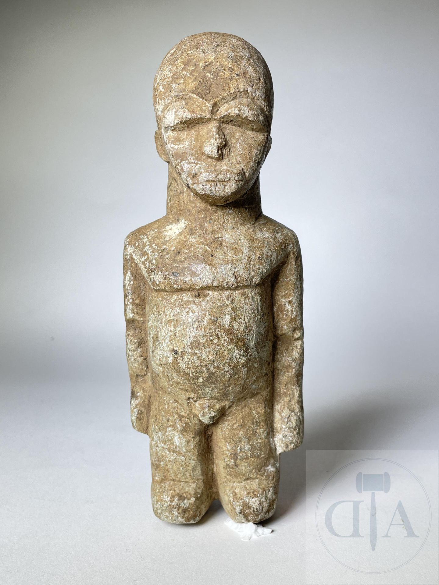 Null 代表祖先的站立男性形象。 洛比，布基纳法索。 雕刻的石头。 粘土的痕迹。 20世纪初。 高18厘米。



出处：比利时Smits博士的收藏。



&hellip;