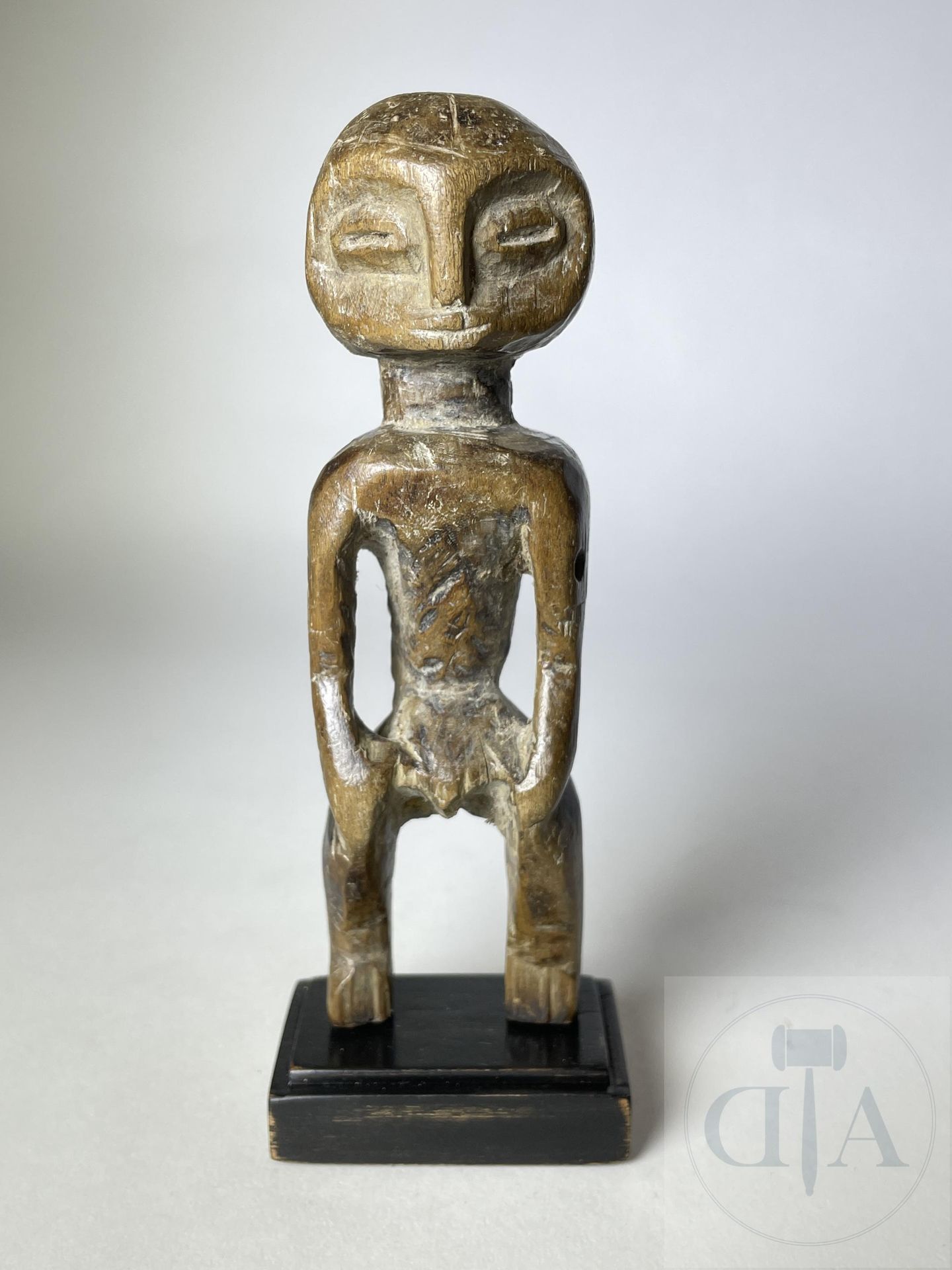 Null 表现一个男性形象的雕塑。 Lega, DRC. 雕刻的木材。 期间：1920/1930年。 高14厘米。包括底座：高16厘米。



出处。

汉斯-&hellip;