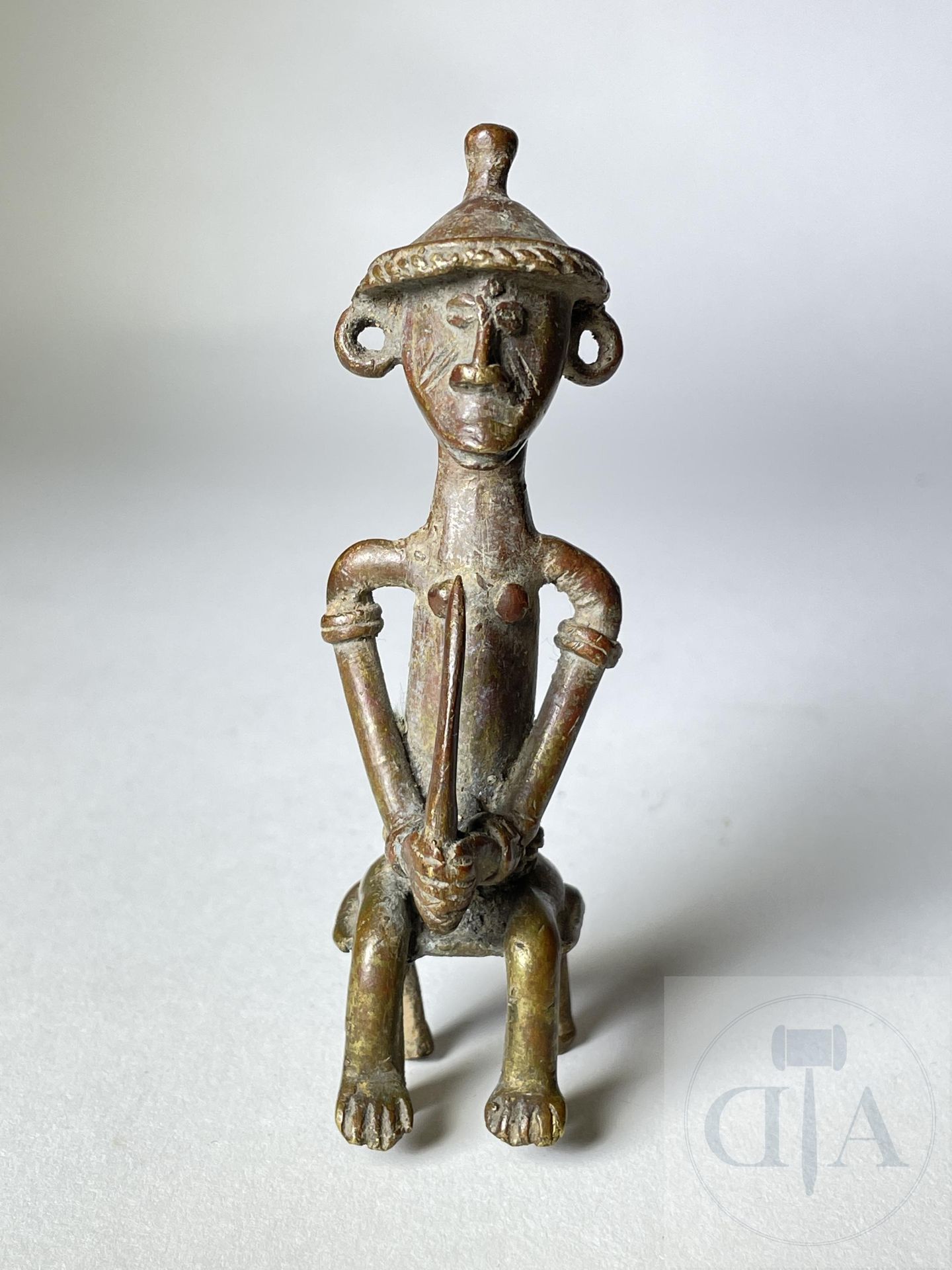 Null Sculpture representing a notable sitting with a knife. Senoufo, Ivory Coast&hellip;
