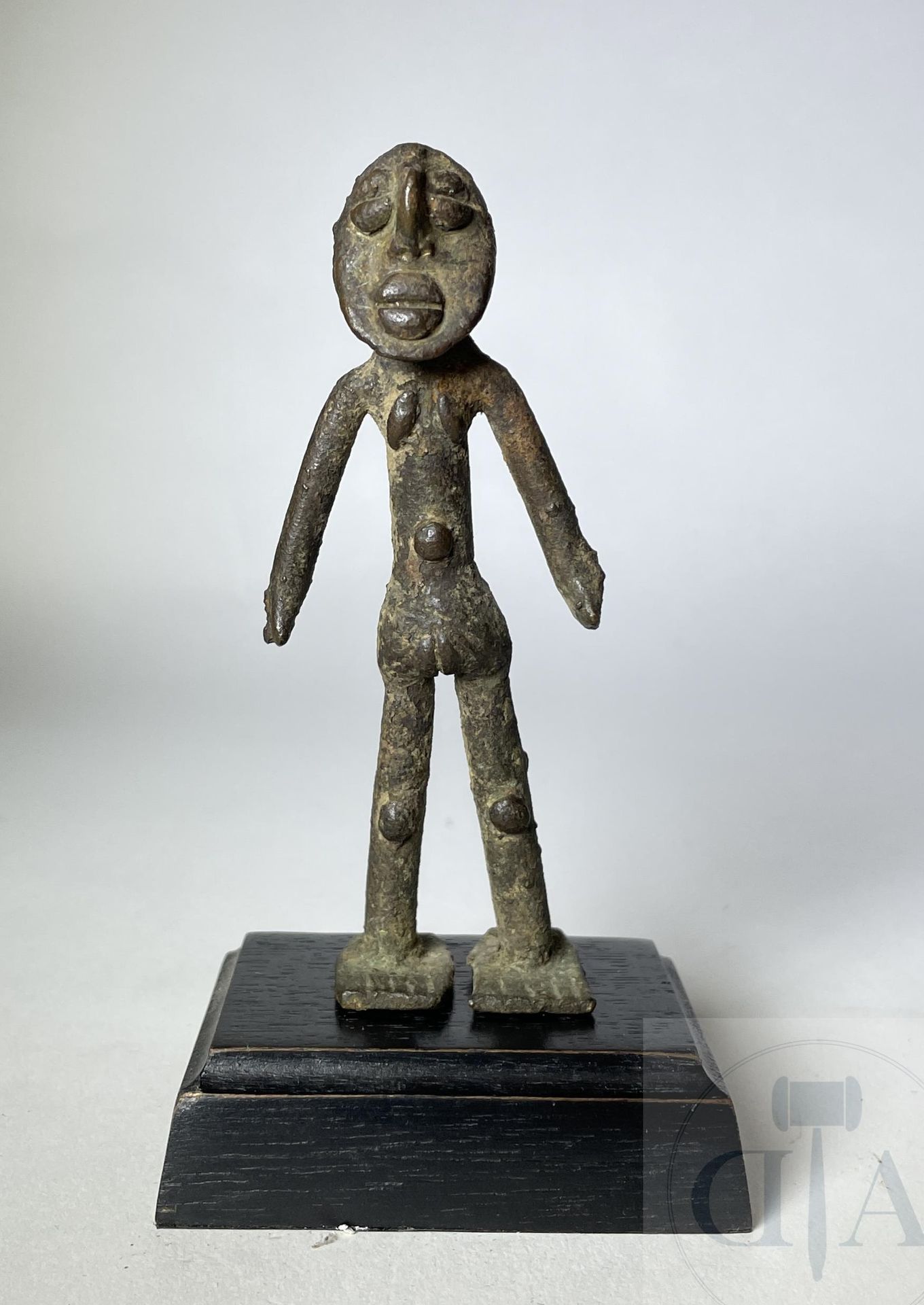 Null 女性形象的微型雕塑。 洛比，布基纳法索。 青铜合金。 期间：1930/1940年。 高11厘米。 包括底座：高12厘米



出处。

De Stae&hellip;