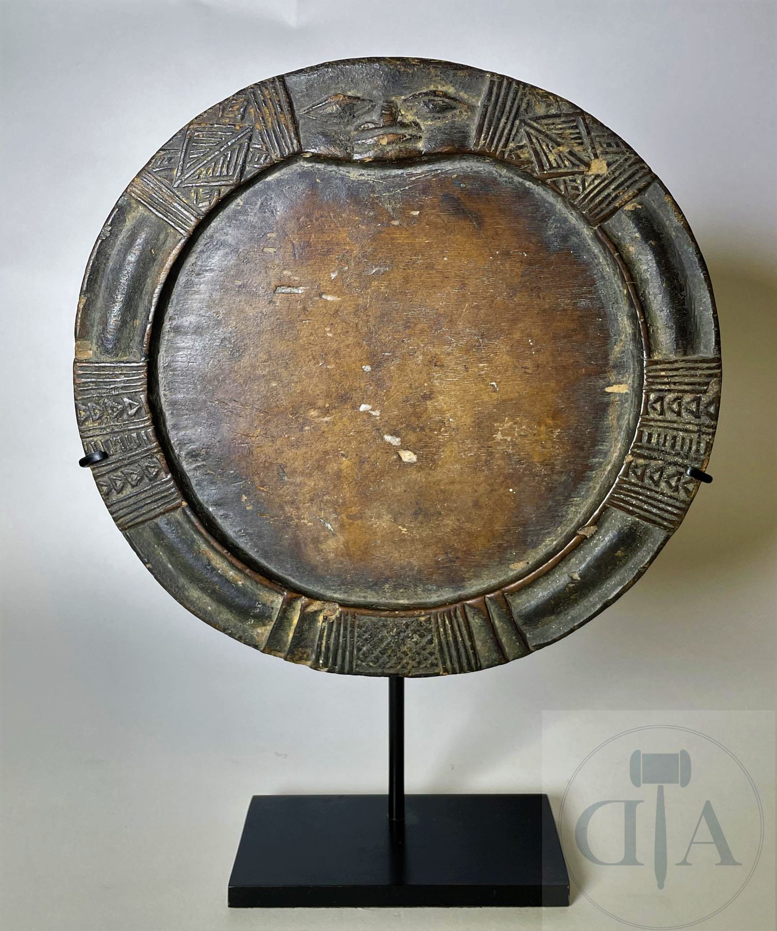 Null 圆形 "Opon Ifa "占卜盘，有精美的雕刻装饰元素。 约鲁巴语，尼日利亚。 雕刻的木头。20世纪第1季度。 罕见。 直径：21.5厘米。 高30&hellip;
