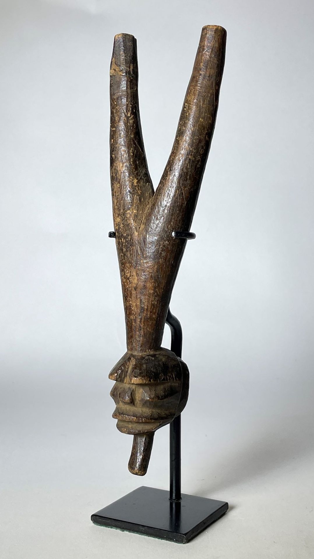 Null Steinewerfer "Kran" mit Miniaturmaske. Elfenbeinküste. Geschnitztes Holz. 2&hellip;