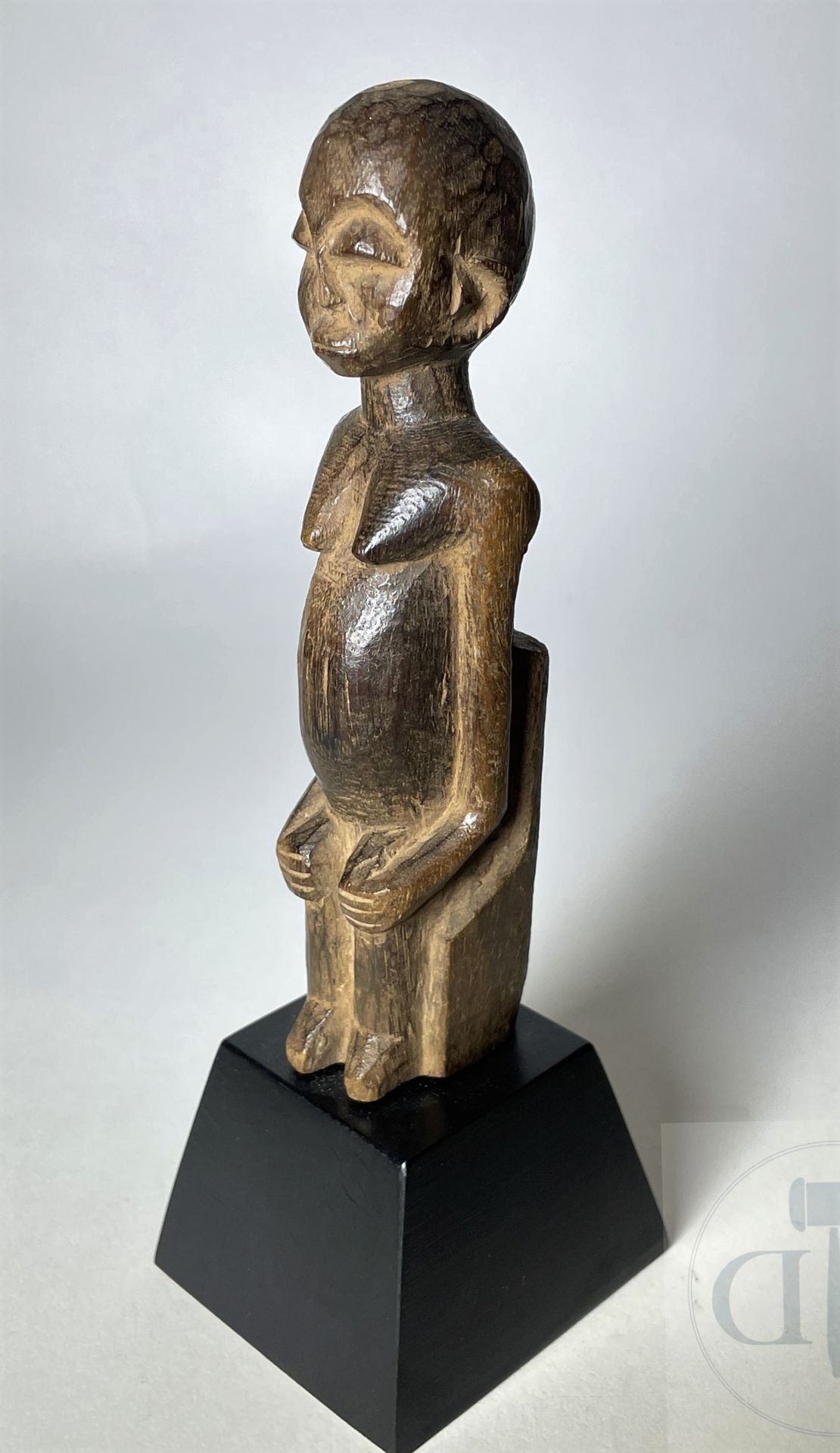 Null 用于保护房屋的祭坛作品，代表一个坐着的女性形象。 洛比，布基纳法索。 雕刻的木材。 罕见。 20世纪中期。 高15厘米。 包括底座：高20厘米。


&hellip;