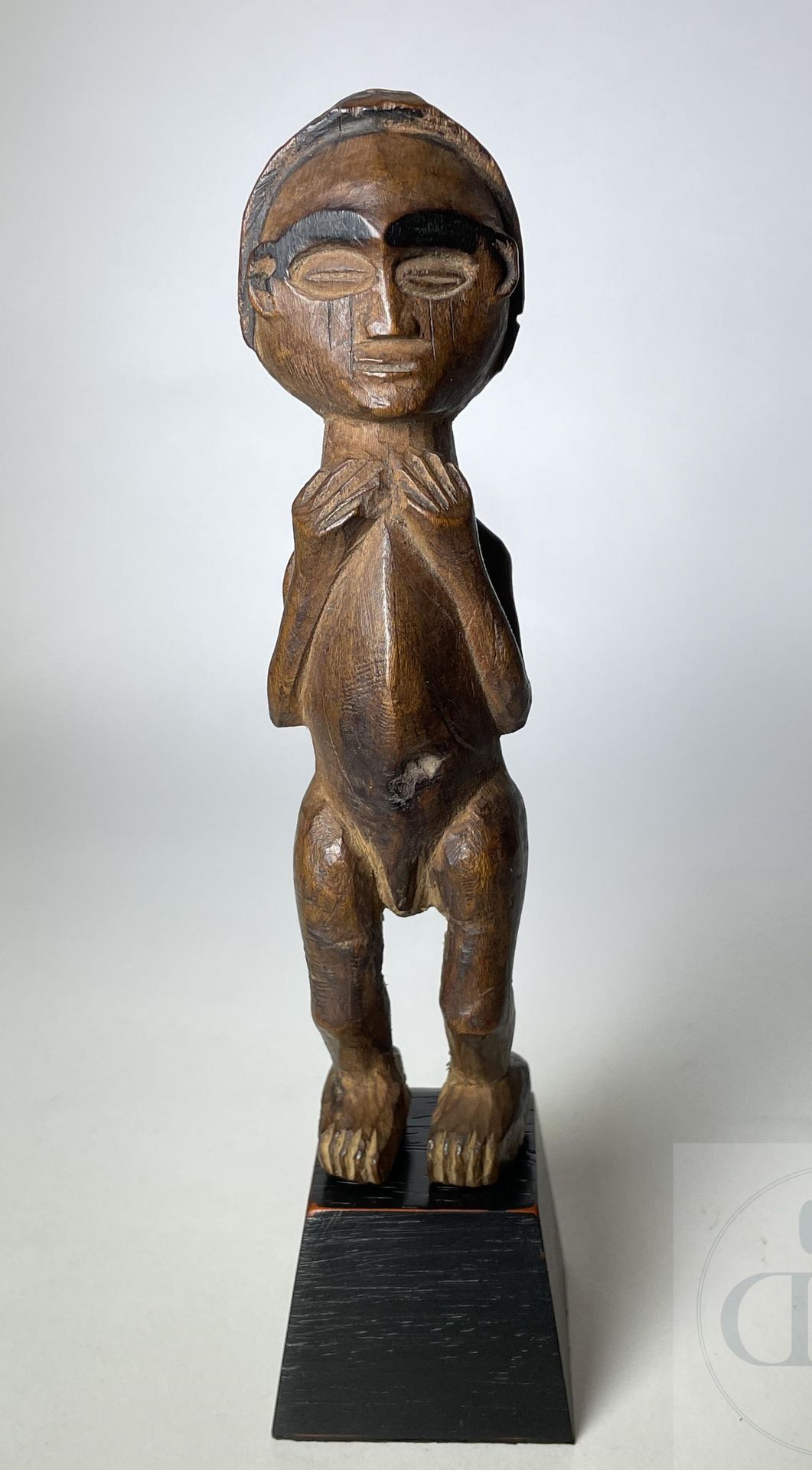 Null Mvunzi "祖先雕塑，代表一个站立的男性形象。 霍洛，刚果民主共和国。 雕刻的木材。 时间：1930/1950。 高18厘米。 包括底座：高22厘&hellip;