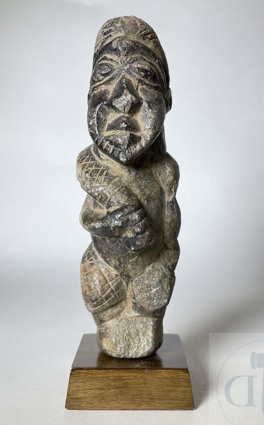 Null Pomdo"-Skulptur, die eine berühmte Figur darstellt, die einen Chassemouche &hellip;