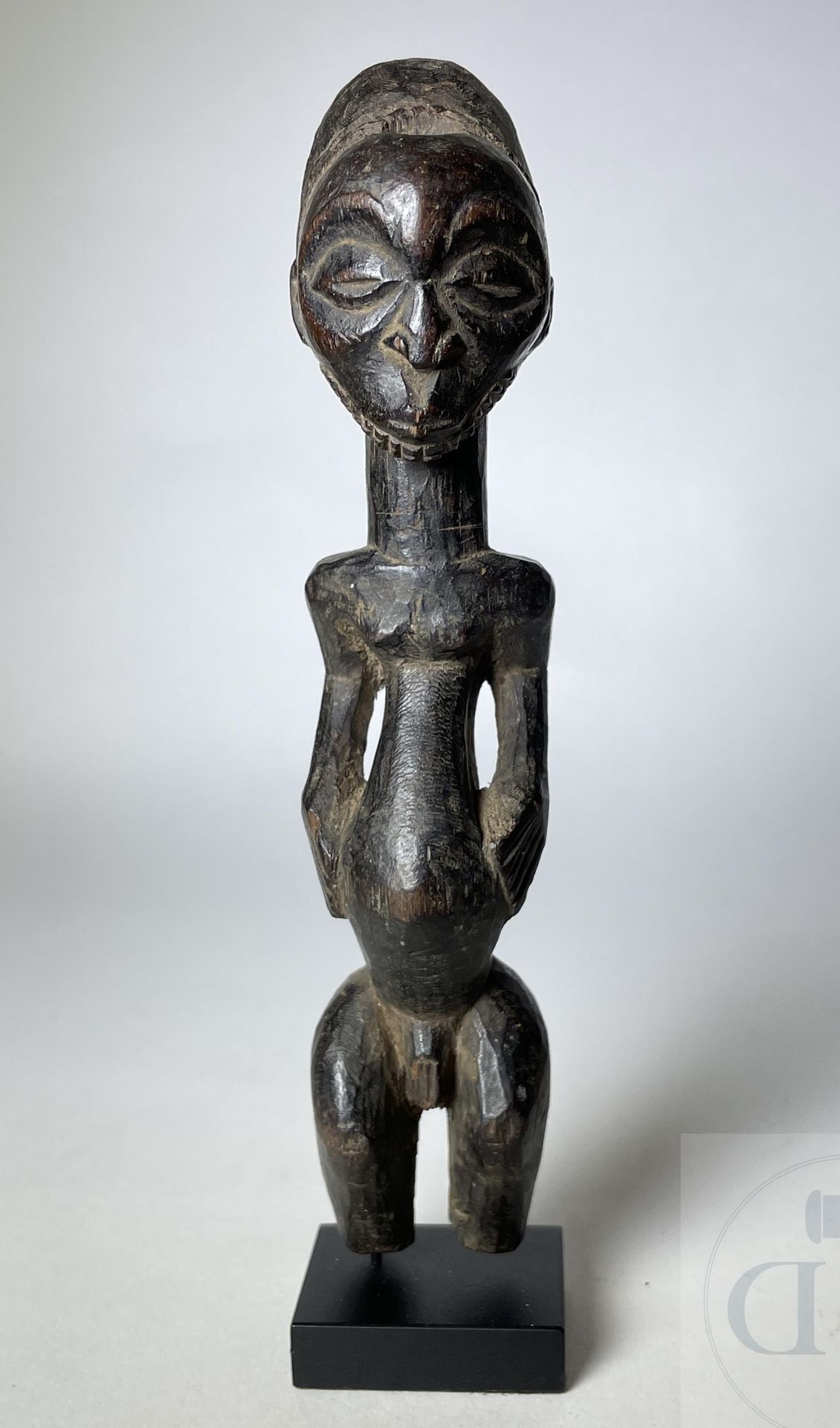 Null Kakudji "拜物教代表一个站立的祖先。 Hemba, DRC. 雕刻的木材。 期间：1920/1930年。 高20厘米，包括底座



鉴于头部&hellip;