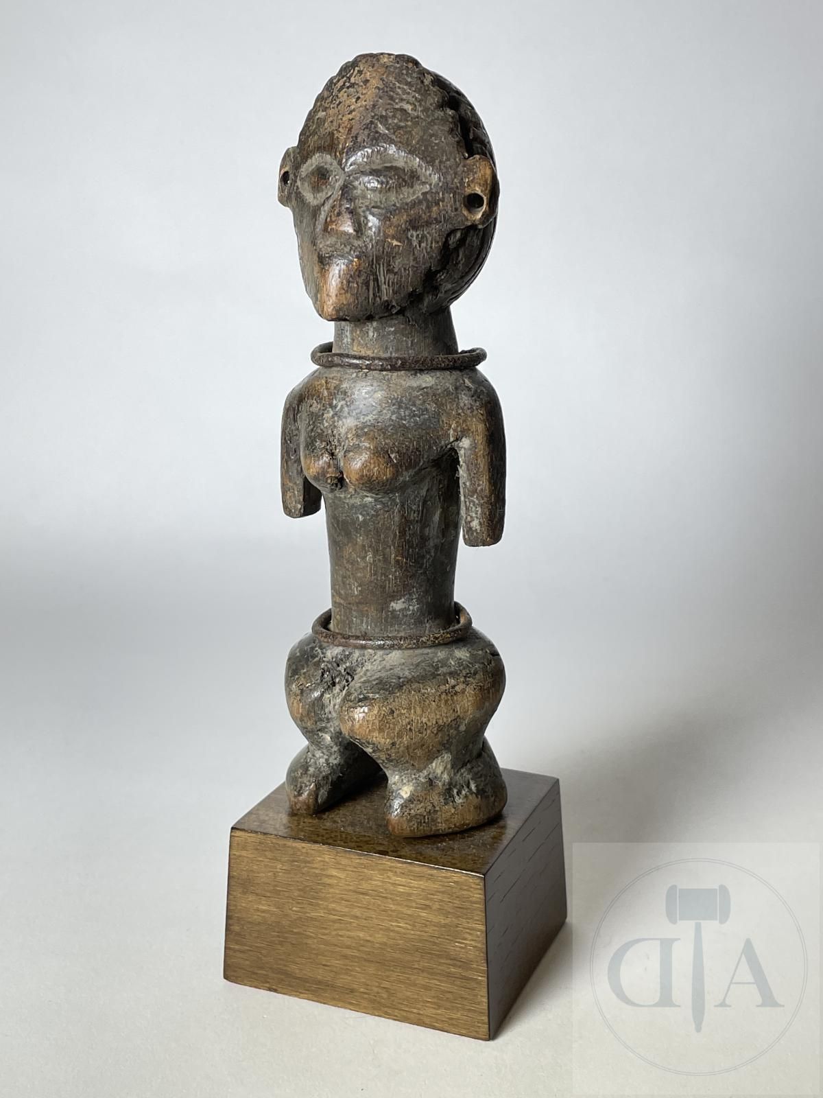 Null 代表女性角色的雕像 "燕达"。 使用纯塑料的优质雕塑。 Zandé, DRC. 雕刻的木材和金属。 非常罕见。 20世纪初。 高18厘米。 包括底座：&hellip;