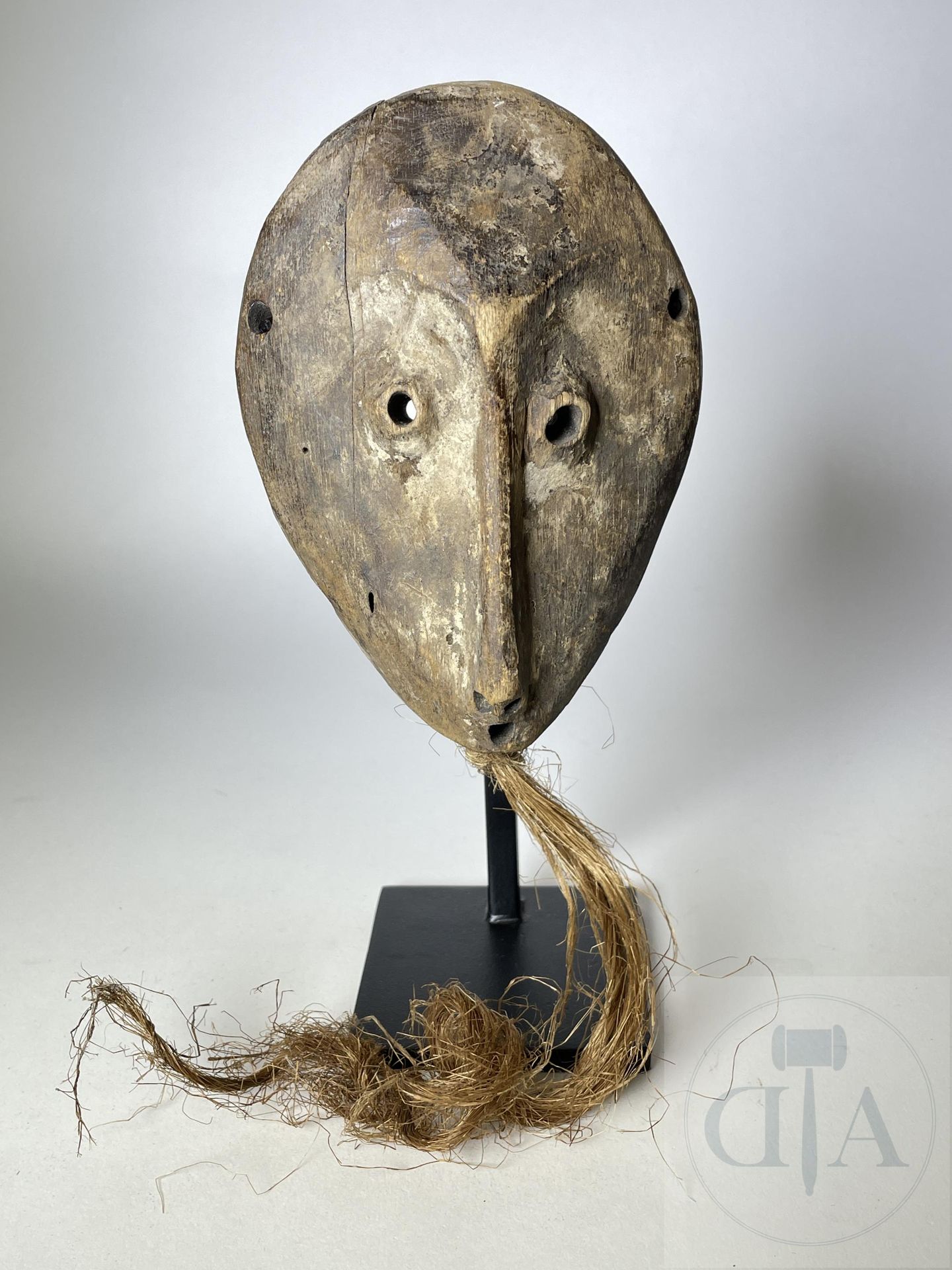 Null Máscara "Lukwakongo" en miniatura. Lega, RDC. Madera tallada con restos de &hellip;