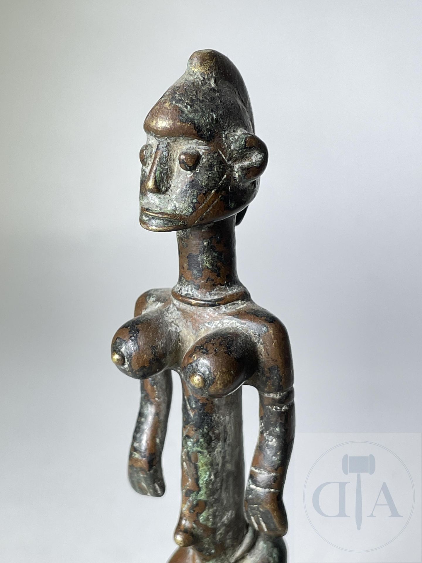 Null Skulptur, die eine stehende weibliche Figur darstellt. Dogon, Mali. Bronze-&hellip;