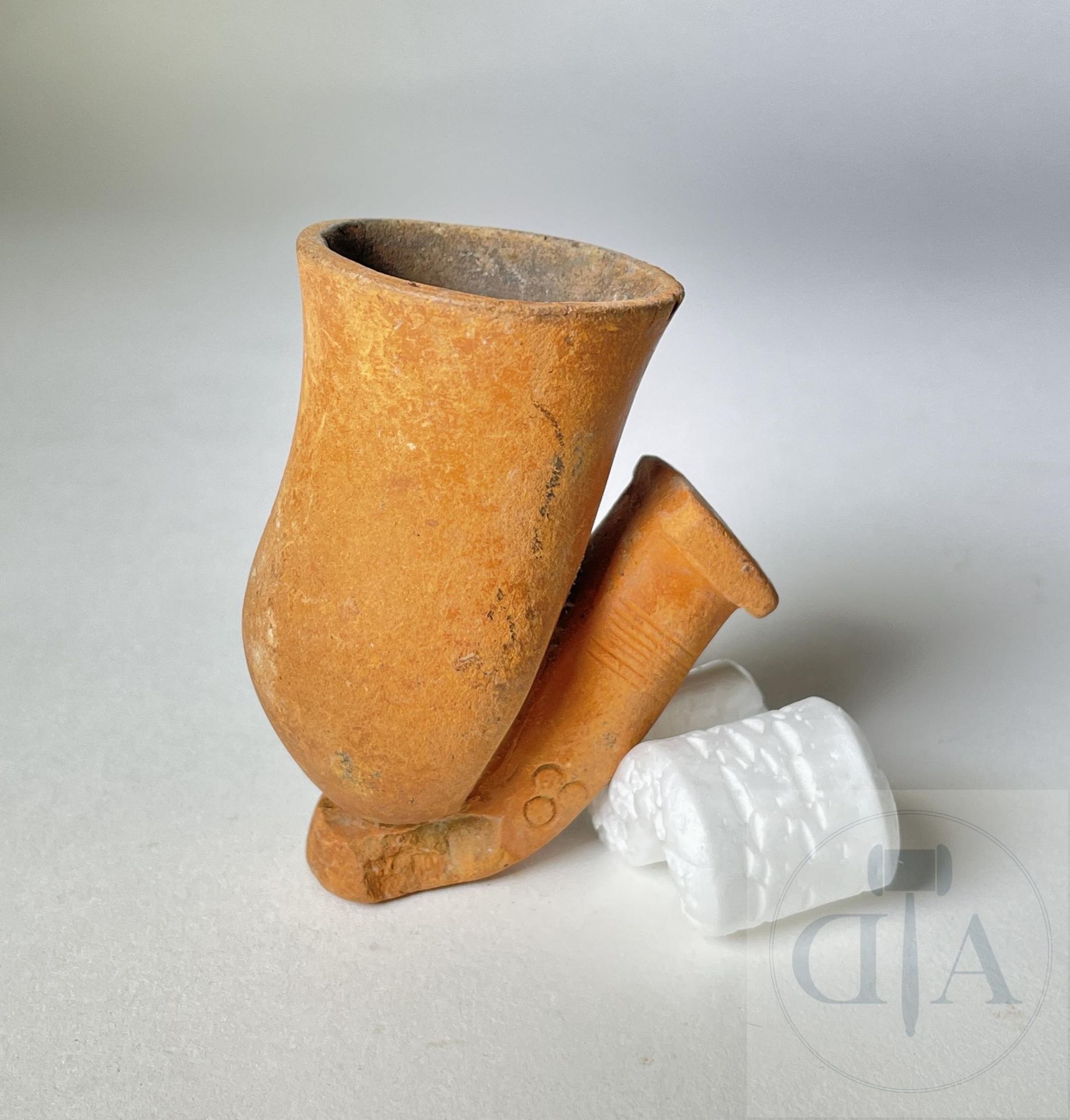 Null Reddish clay pipe head. Djenne, Mali. Period: 15th/16th century, subject to&hellip;