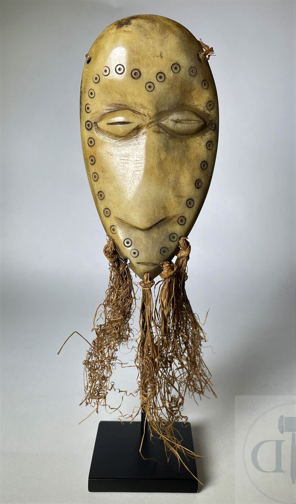 Null 微型面具 "Lukungu"。 雕塑和铜锈的质量很好。 Lega, DRC. 雕刻和抛光的骨质。 年代：1930/1950？ 高25厘米（包括底座），&hellip;