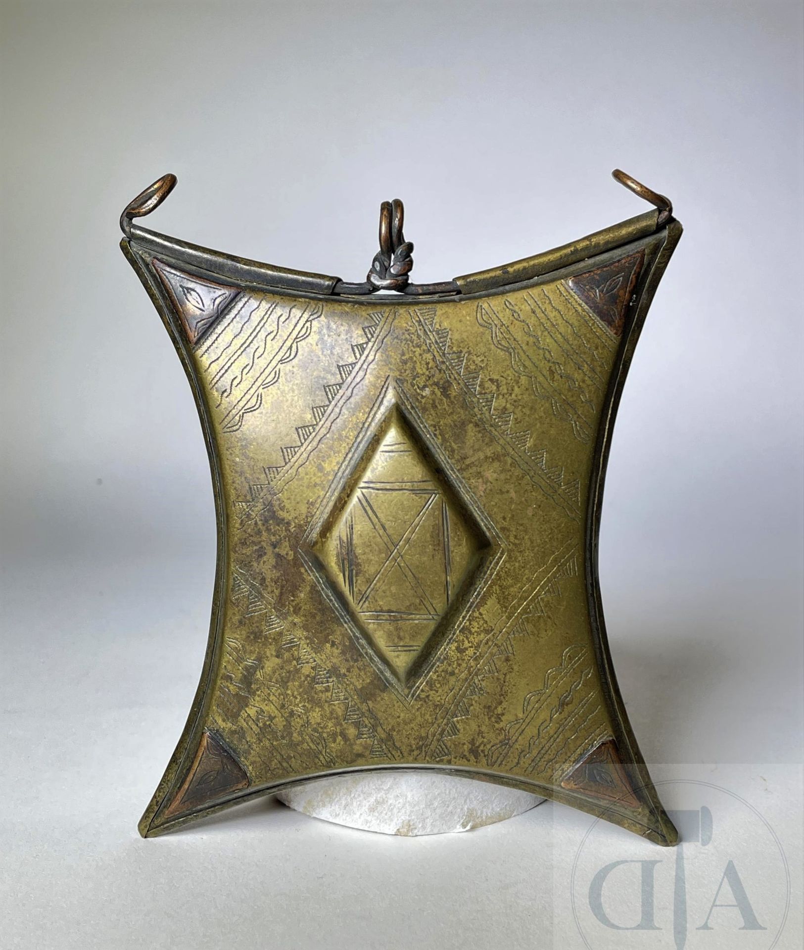 Null 图阿雷格人的护身符吊坠，带有几何装饰。 豪萨人，尼日利亚。 铜和青铜。 20世纪第1季度。 罕见的，质量好的。 13 X 11厘米



出处：比利时&hellip;