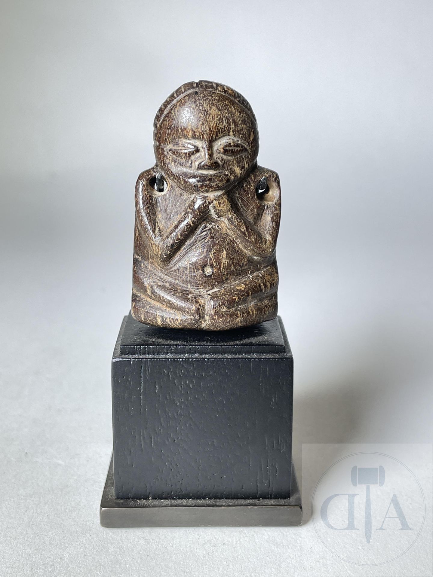 Null 护身符前面描绘了一个人形。 Hungaan, DRC. 雕刻的骨头。 时期：1900/1920。 罕见。 高5,2厘米。 包括底座：高10厘米



&hellip;