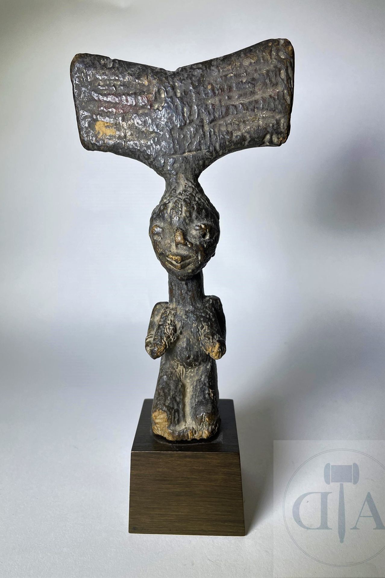 Null 个人祭坛作品《山歌》。 突出的双斧头悬在跪着的女性形象上。 约鲁巴语，尼日利亚。 磨损/油污解放盘。 罕见。 20世纪第1季度。 高25厘米（包括底座&hellip;
