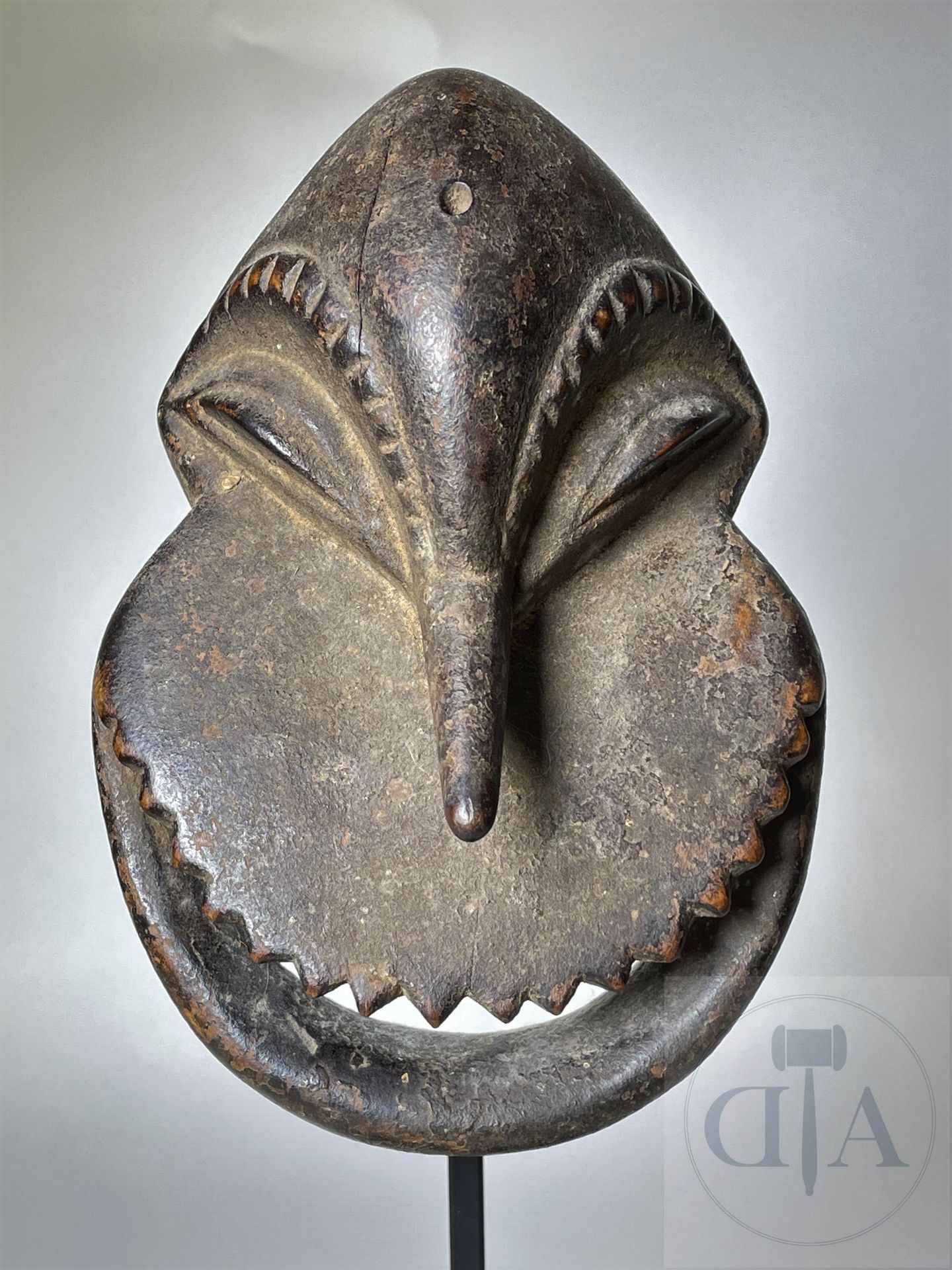 Null Soko-Mutu"-Maske, die ein stilisiertes Schimpansengesicht mit offenem Mund &hellip;