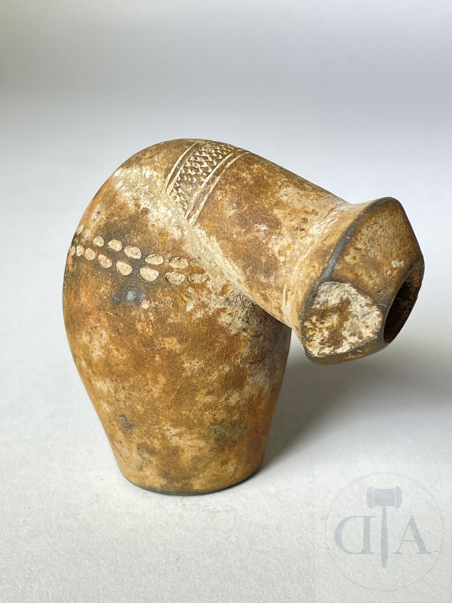Null 
Cabeza de pipa de arcilla ennegrecida. Djenne, Mali. Período: siglo XV/16,&hellip;