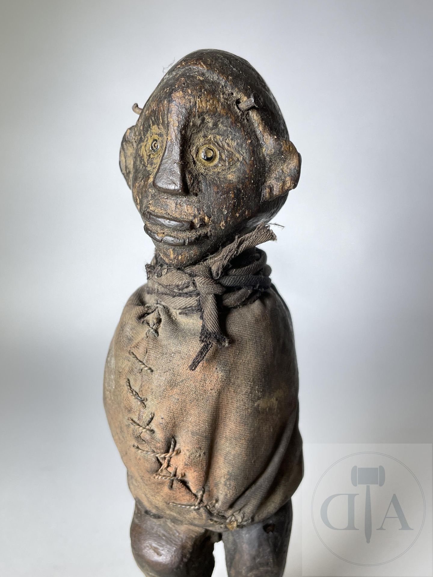 Null Suku magic fetish, DRC. Circa 1940. Carved wood, nails and fabric. H 22 cm.&hellip;