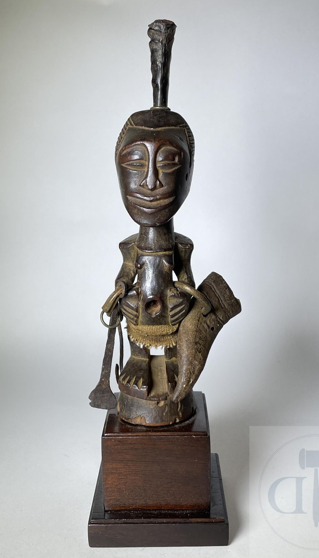 Null 
Nkishi "的保护癖用角。 松耶，刚果民主共和国。 雕刻的木头、金属和牛角。 约1930年。 高23厘米。 包括底座：30厘米。







&hellip;