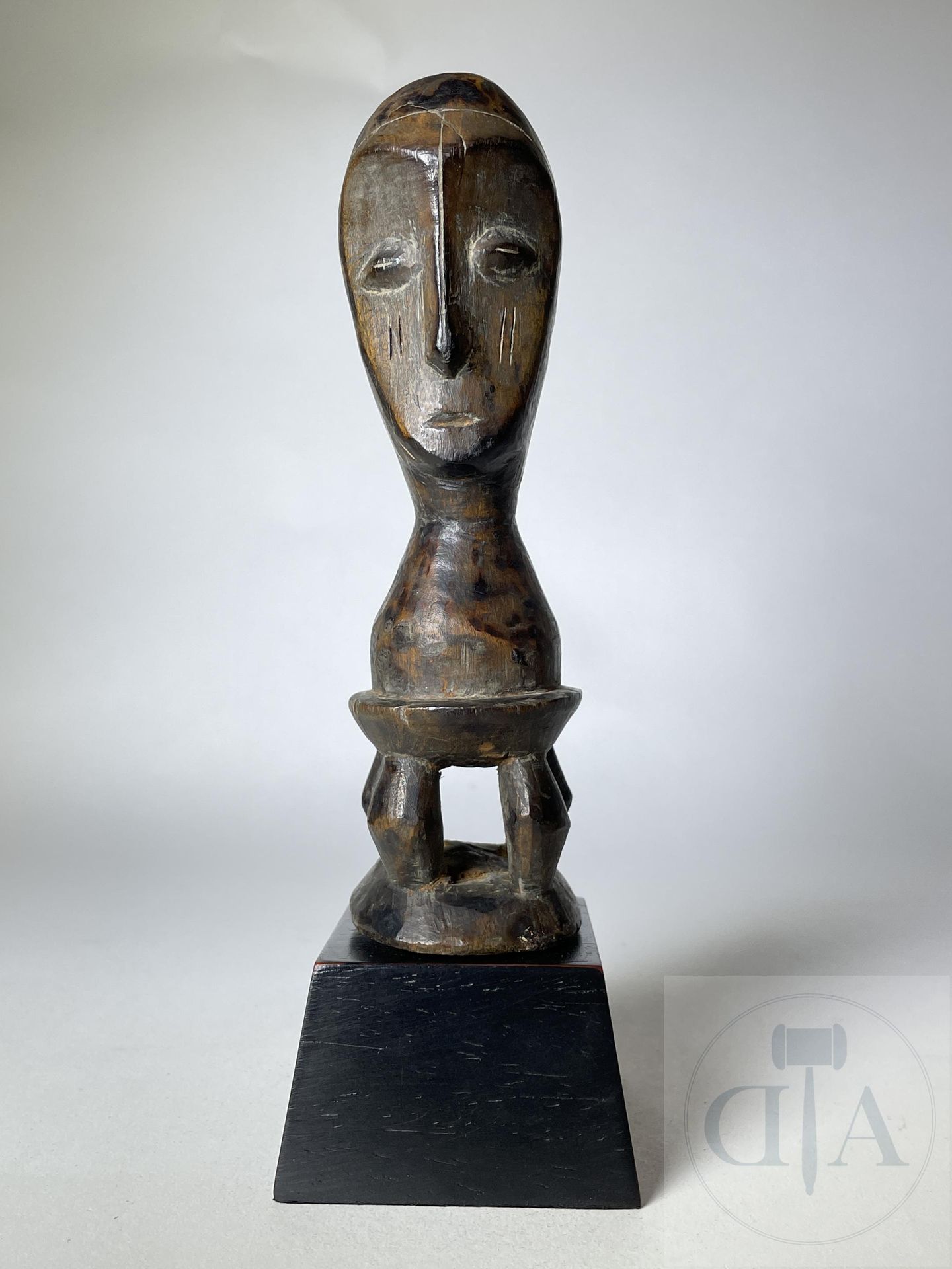 Null 布瓦尼 "的启动头在一个有四个柱子的圆形凳子上。 Lega, DRC. 雕刻的木材。 期间：1935/1955年。 罕见。 高17厘米。 包括底座：高&hellip;