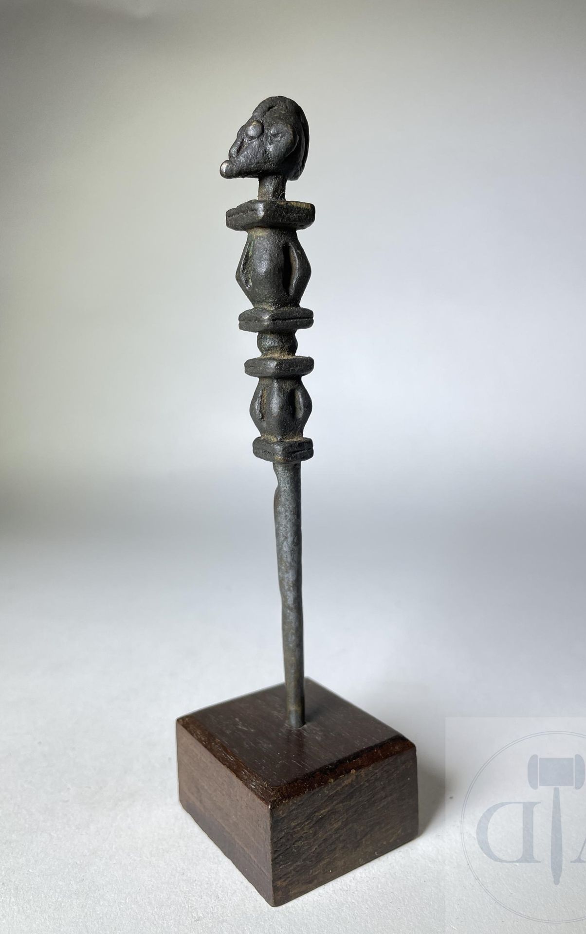 Null Hair pick. Senufo, Ivory Coast. Bronze. Period: 1930/1940. H 14 cm. Base in&hellip;