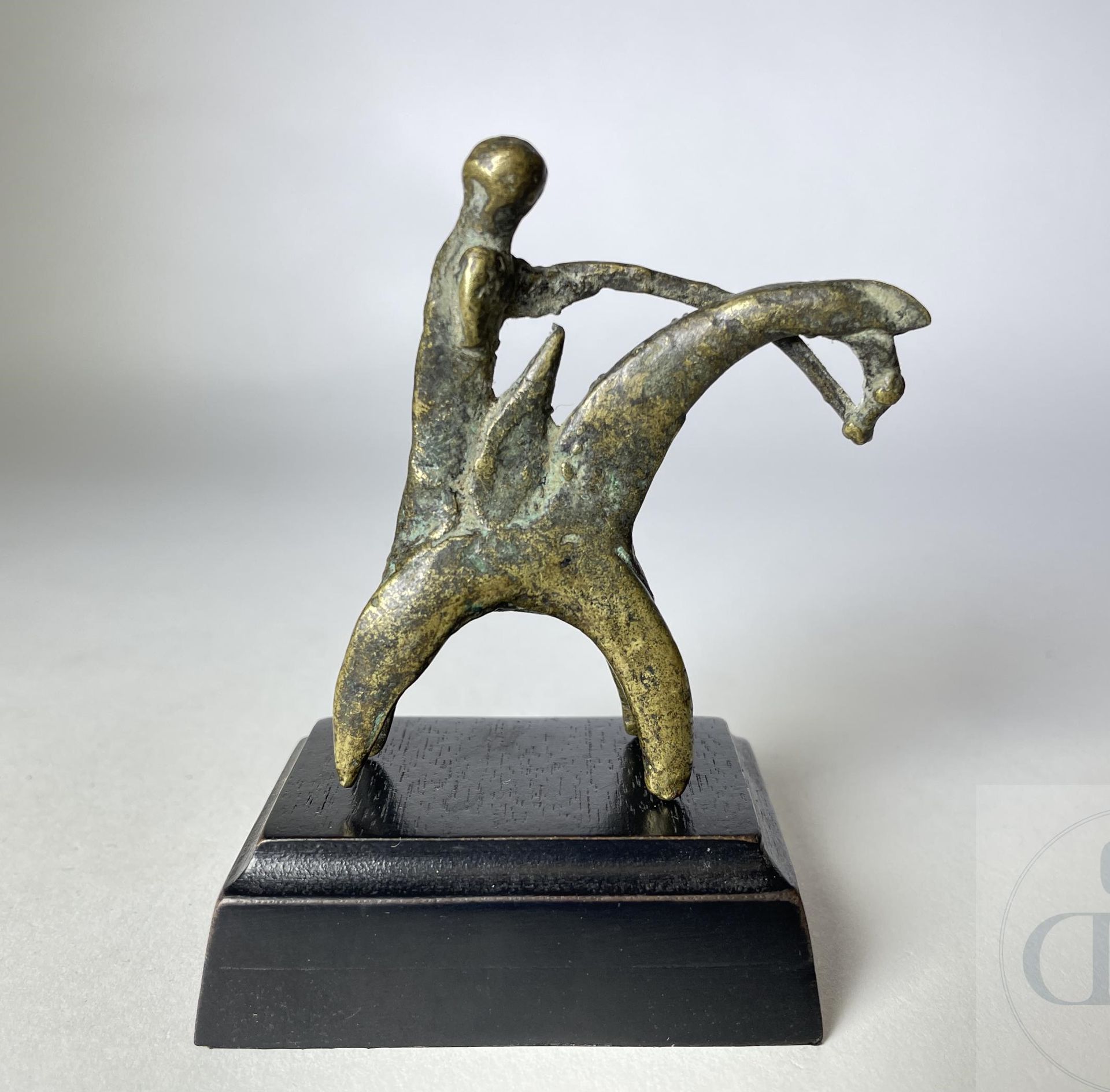 Null Putchu "护身符的形式是一个骑马的人。 Kotoko, 乍得。 期间：1930/1940年。 高7厘米。 包括底座：高9厘米



在富拉尼语中&hellip;