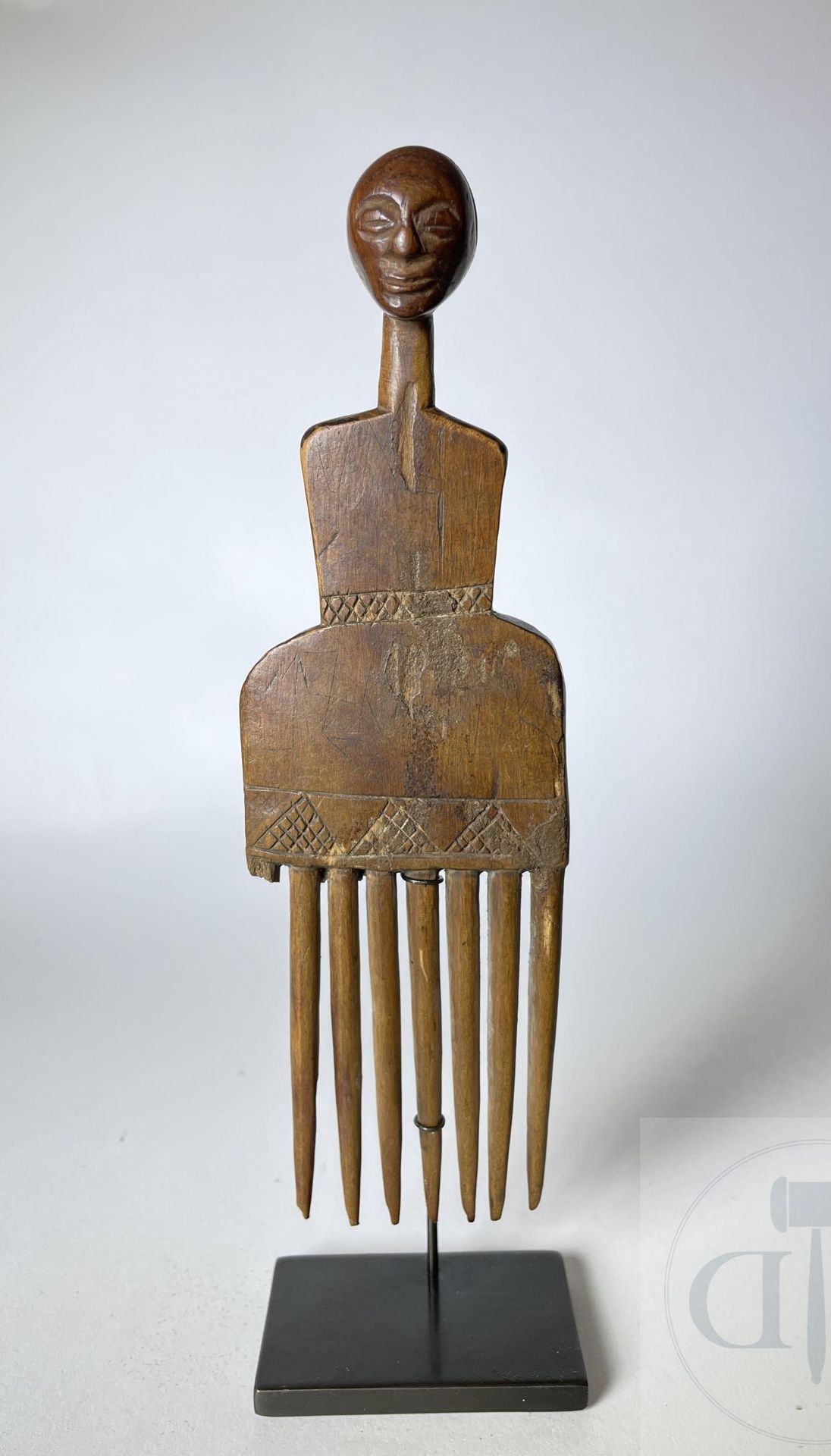 Null 梳子上面有一个女性形象。 松耶，刚果民主共和国。 雕刻的木材。 约1920年。 非常罕见。 高18厘米。 包括底座：高21厘米。



出处。

让娜&hellip;