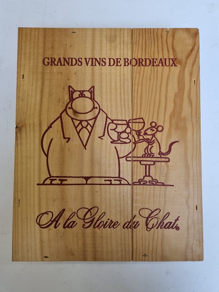 Null Geluck/Le Chat. Trio of superior Bordeaux bottles in a sealed wooden box. T&hellip;