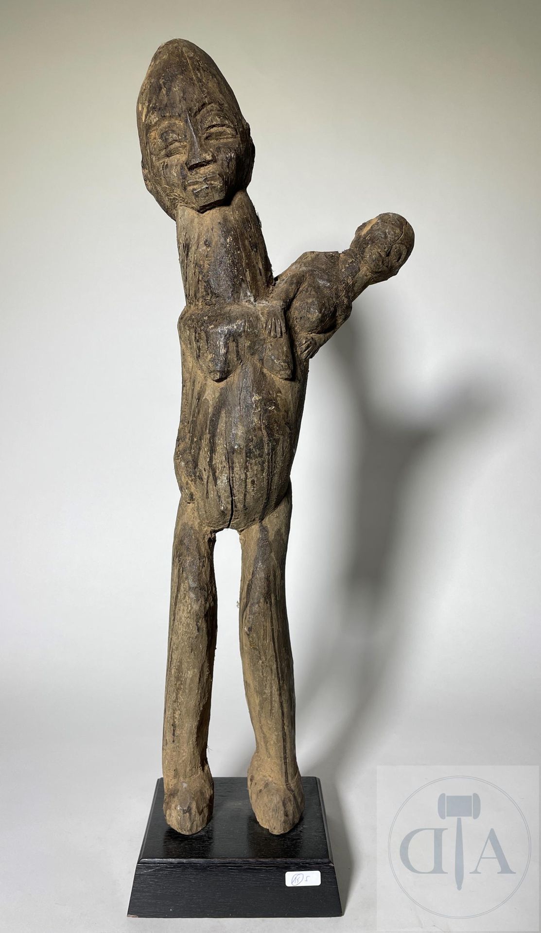 Null 布基纳法索/洛比。 重要的 "Bateba "雕塑，代表母亲和孩子。 雕刻的木头上有酒的痕迹。 20世纪中期。 高65 X 22厘米，包括底座。


&hellip;