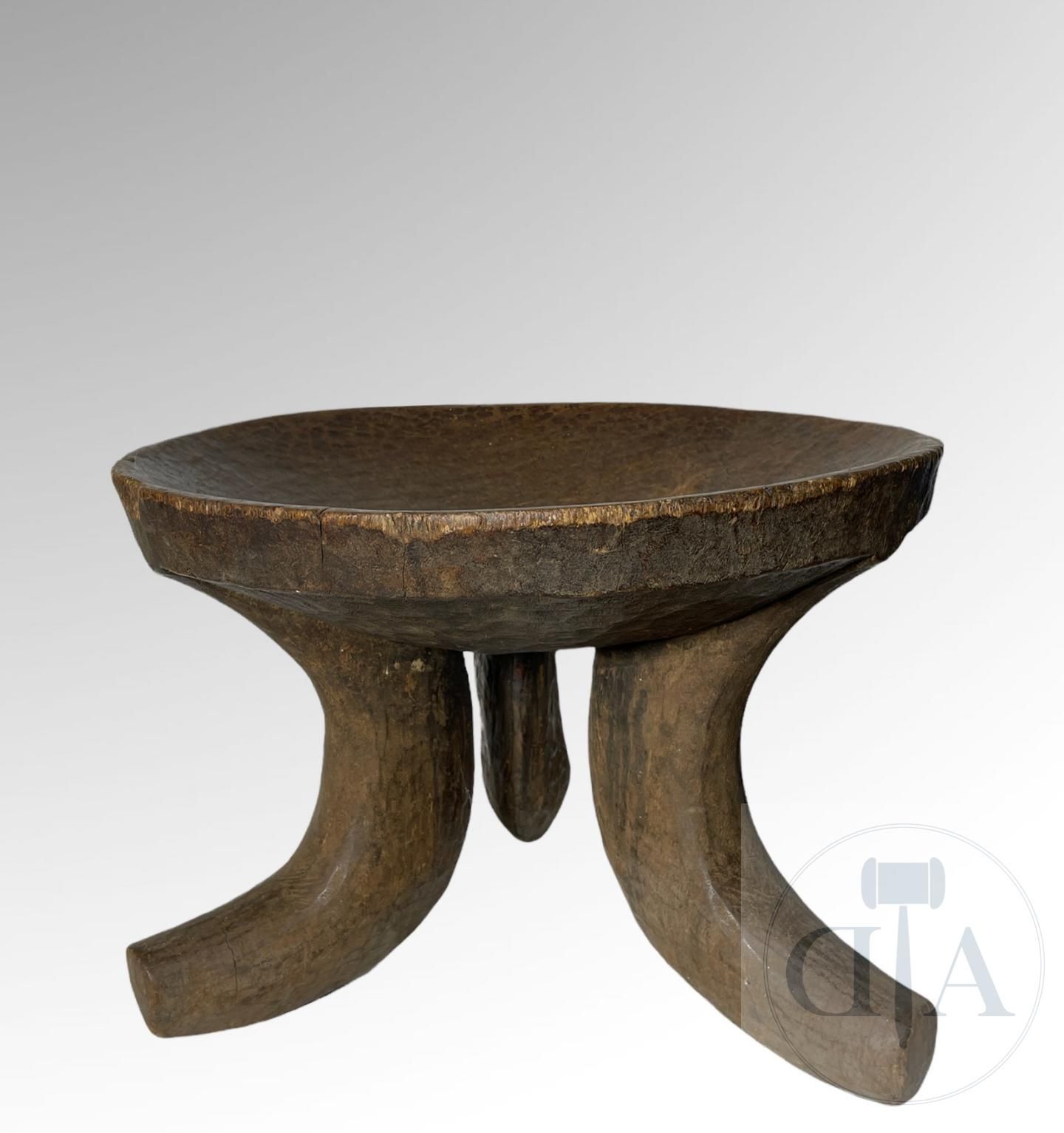 Null 埃塞俄比亚/金马。 雕刻的木制三角凳。 20世纪中期。 ∅50 X 35 cm