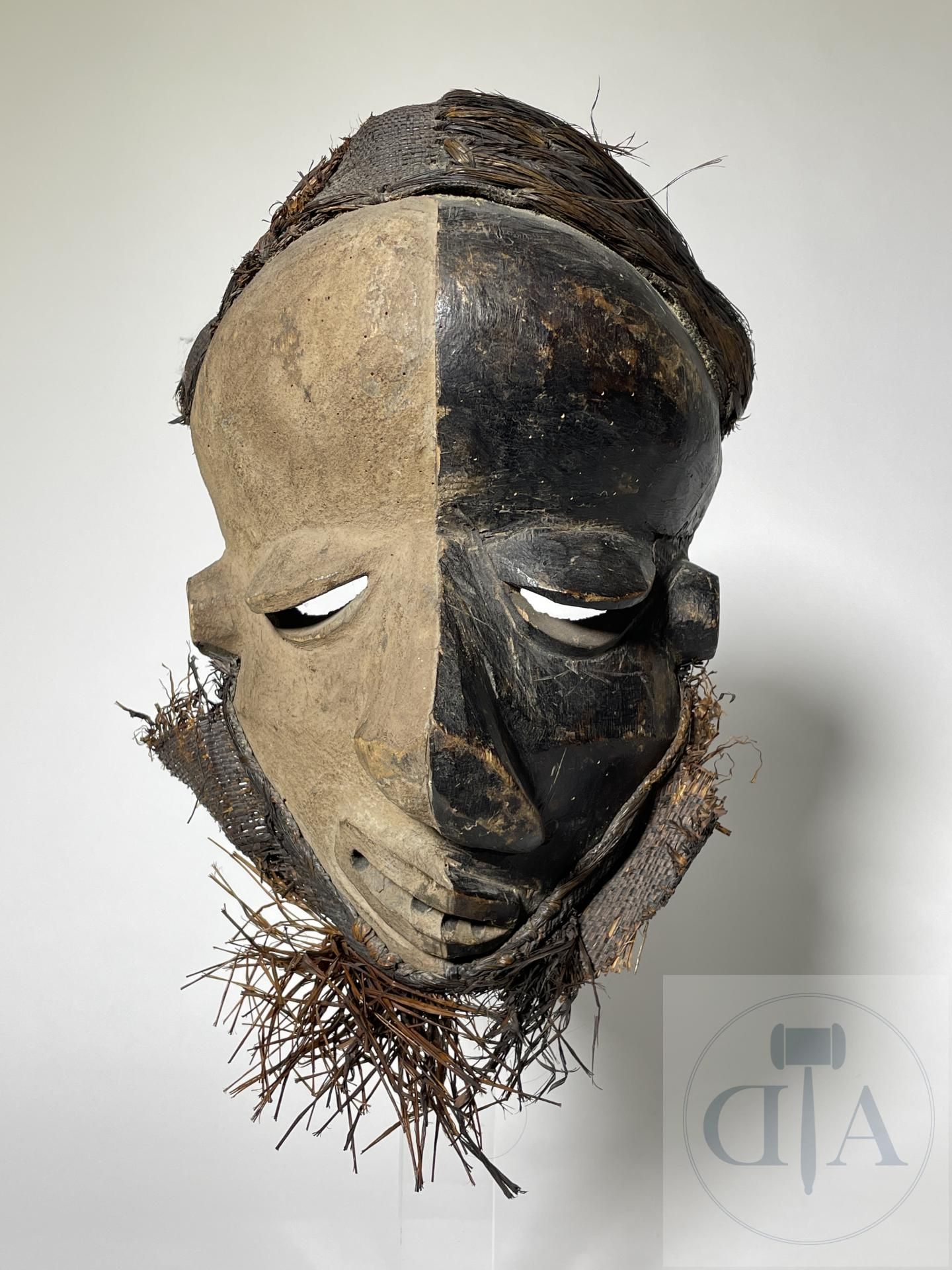 Null RDC/Pende. Masque de maladie "Mbangu" en bois sculpté. Milieu du 20e siècle&hellip;