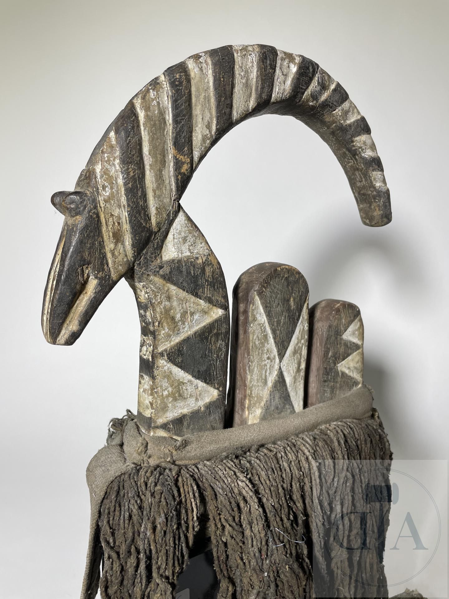 Null 布基纳法索/莫西人/纽埃人。 Wan-Nyaka "变型面具，作为徽章佩戴。 雕刻的木头上有丰富的油漆装饰。 20世纪中期。 高53 X 15厘米，包&hellip;