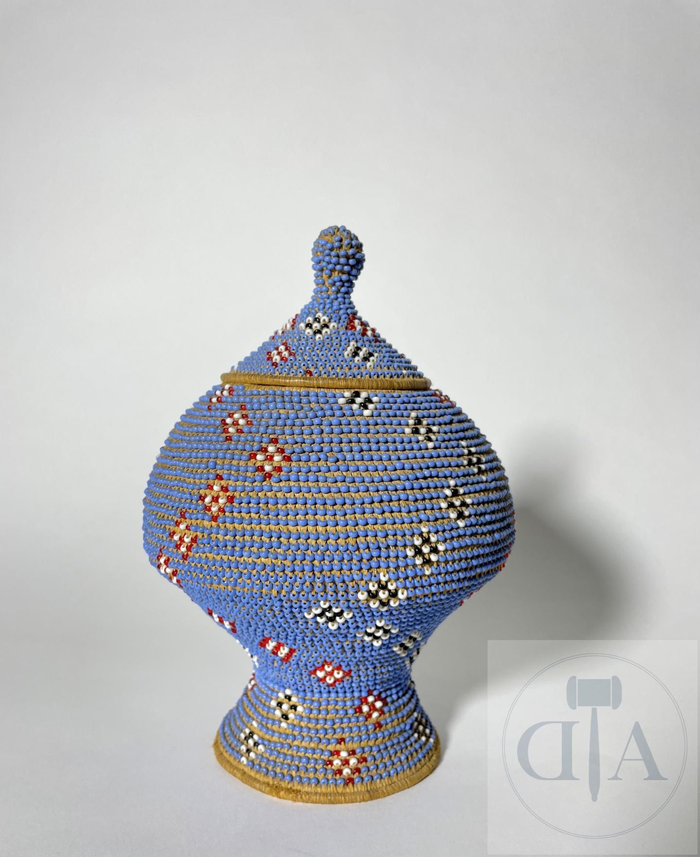 Null DRC/带篮子盖子的壶，上面有玻璃珠的精美装饰。 20世纪晚期。 高20厘米
