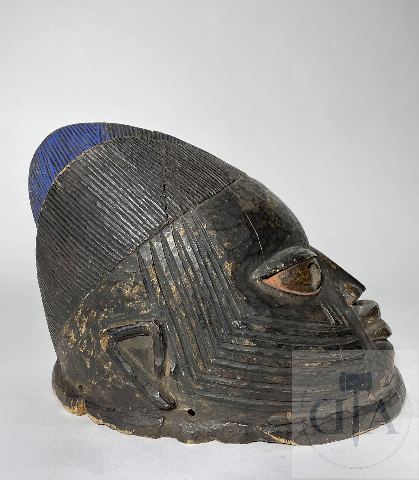 Null 尼日利亚/约鲁巴语。 带有钴蓝色铜锈的木制徽章面具。 高25 X 30厘米
