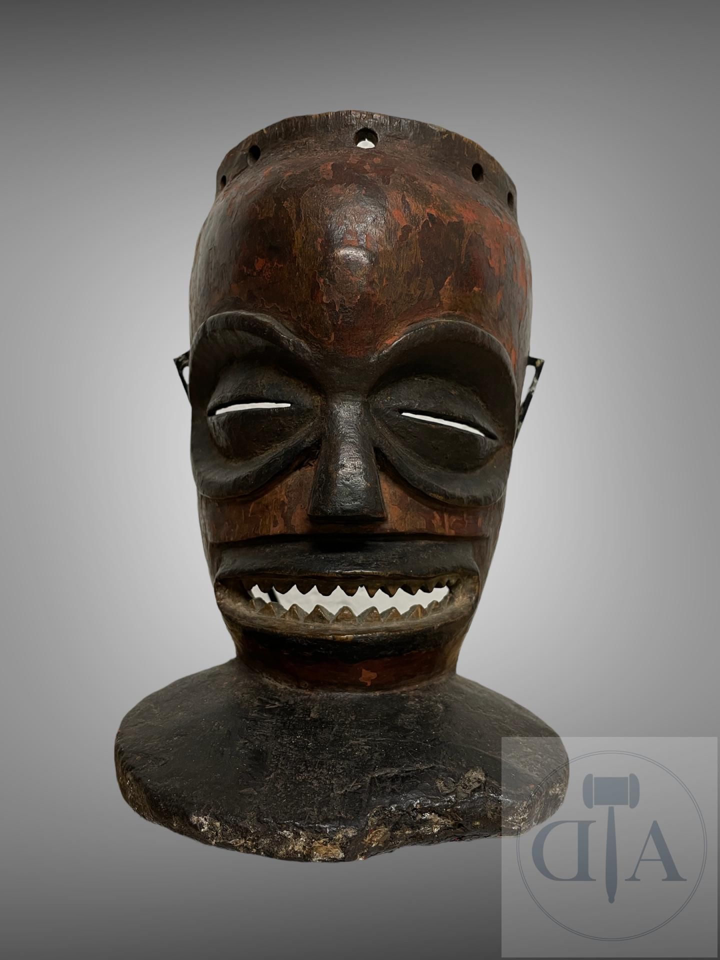 Null 安哥拉/刚果（金）/肖克韦。 Cihongo "面具。 20世纪上半叶。 高X厘米，包括底座。



箴言：Dartevelle系列 (BXL)