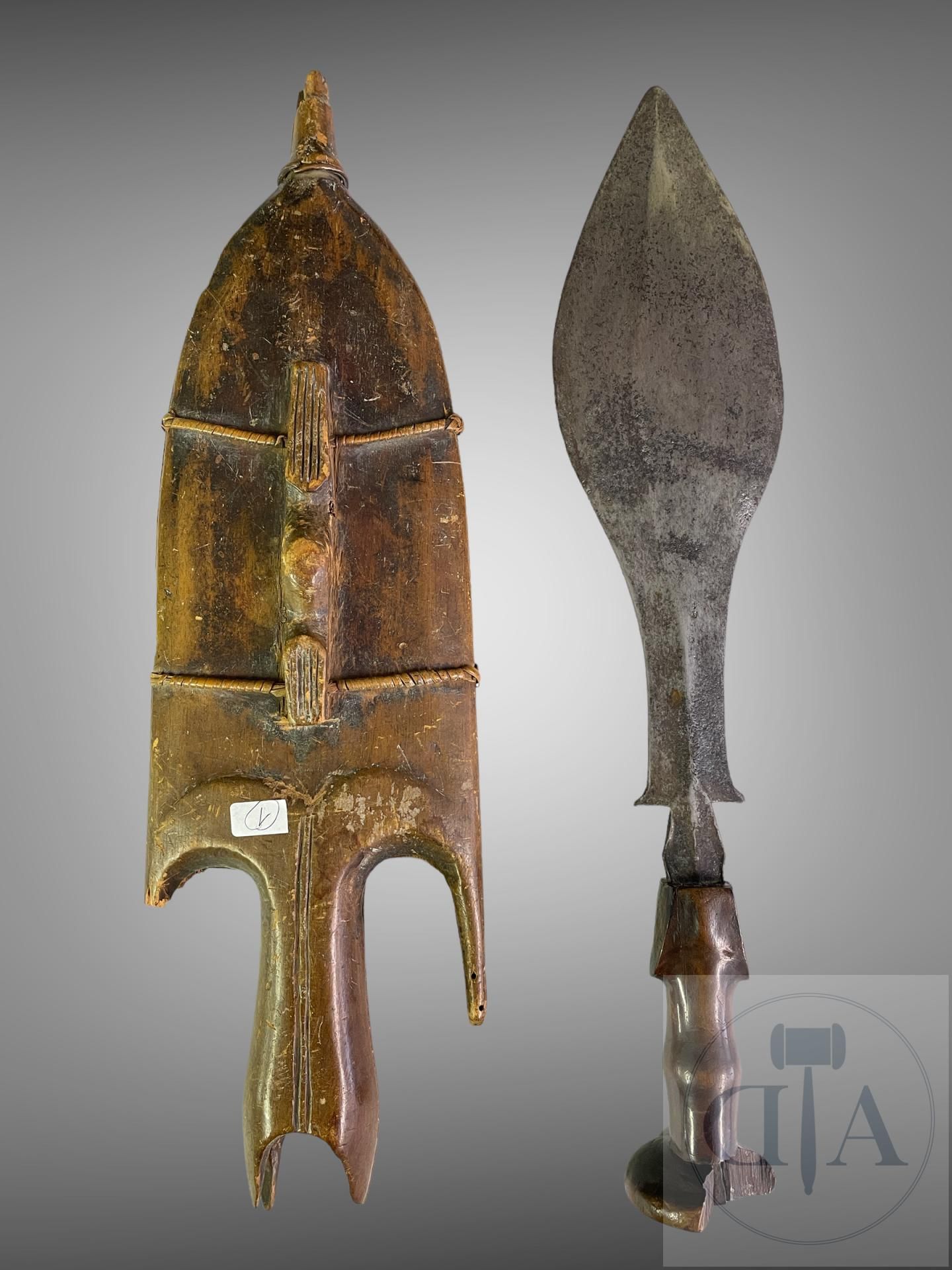 Null 刚果民主共和国/卢巴。 带锻铁和木质刀鞘的刀。 20世纪上半叶。 长52 X 13厘米



纳迪亚-列维的收藏（安特卫普）