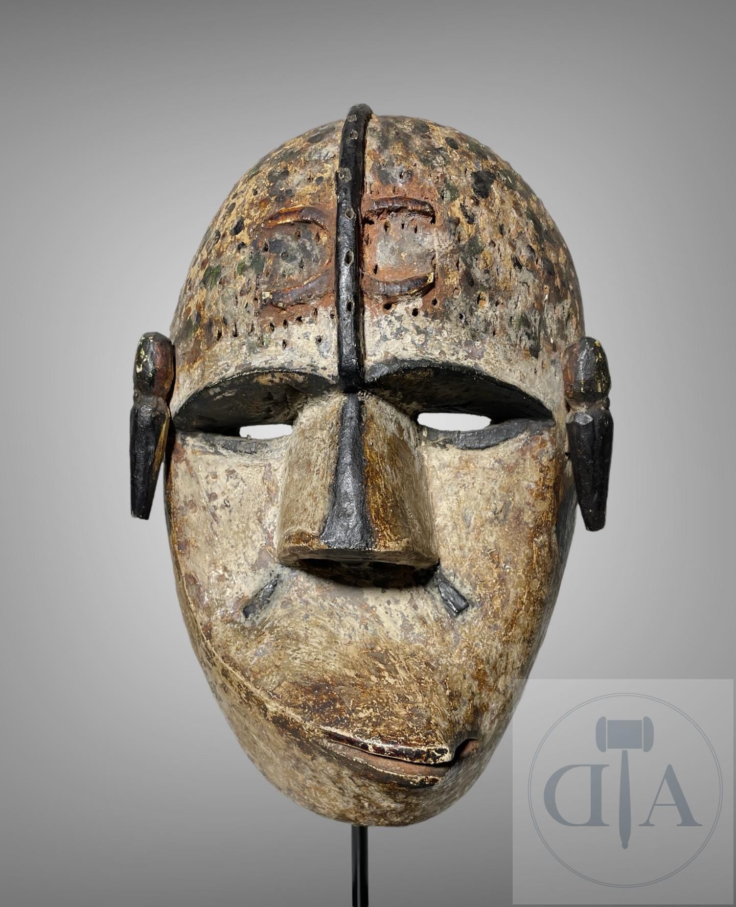 Nigéria/Ibibio. Masque de maladie en bois sculpté richement décoré en polychromi&hellip;