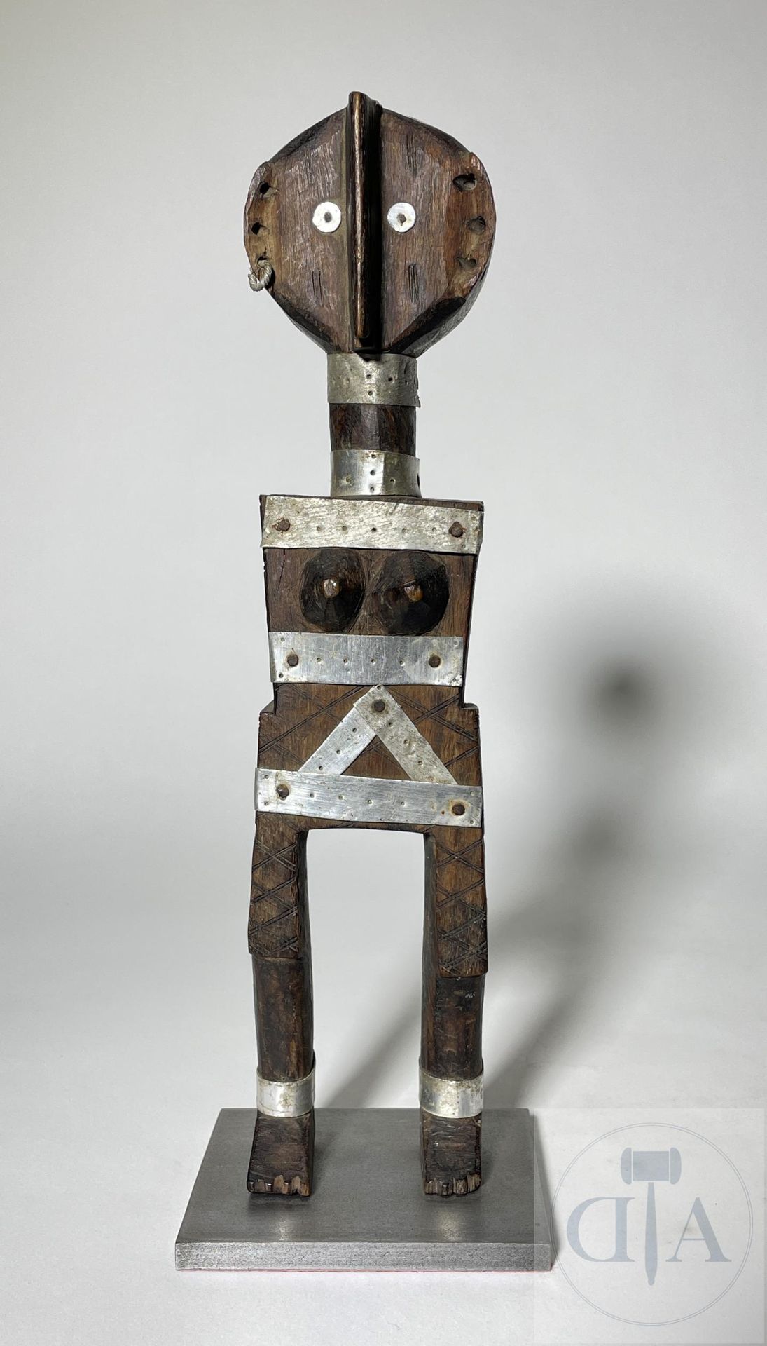 Guinée/Mali/Malinke. Coffre de serrure anthropomorphes stylisés en bois sculpté &hellip;