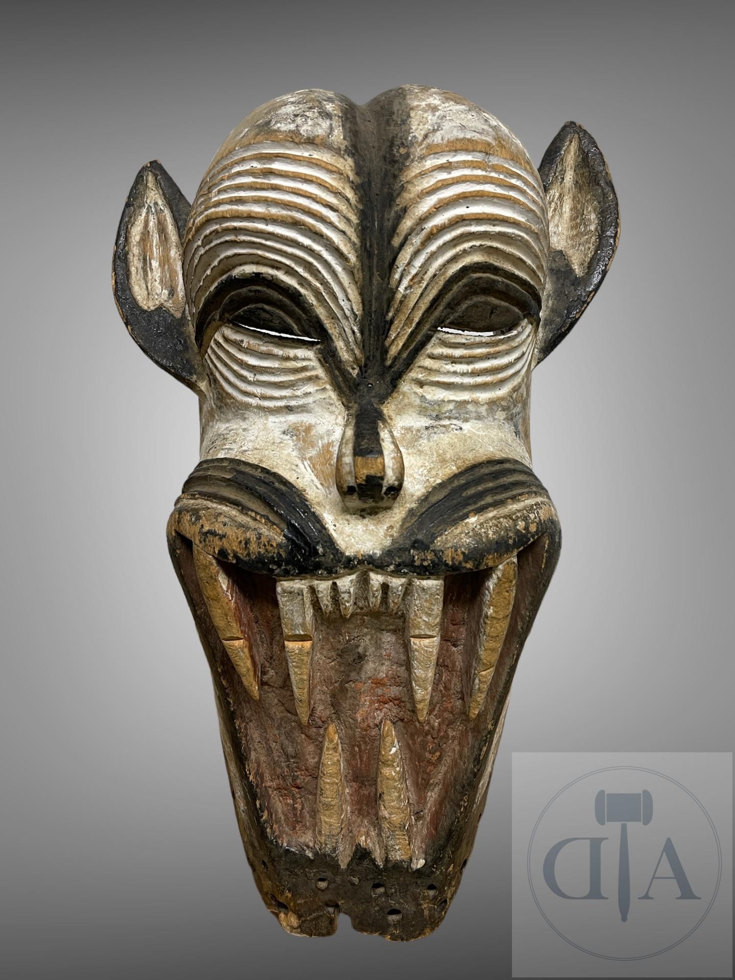 Null RDC/Louba. Rare masque du peuple Luba sud-est "Zela" représentant un félidé&hellip;