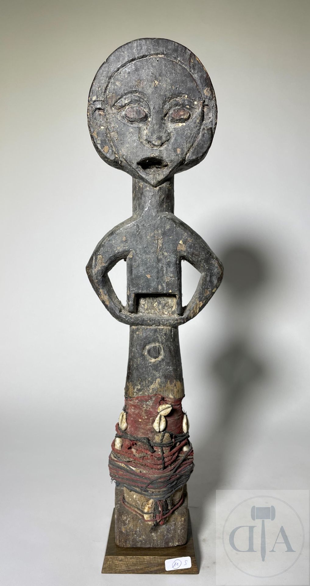 Null Ghana/Akan. Fétiche en bois sculpté. Milieu du 20e siècle. H 55 X 15 cm soc&hellip;
