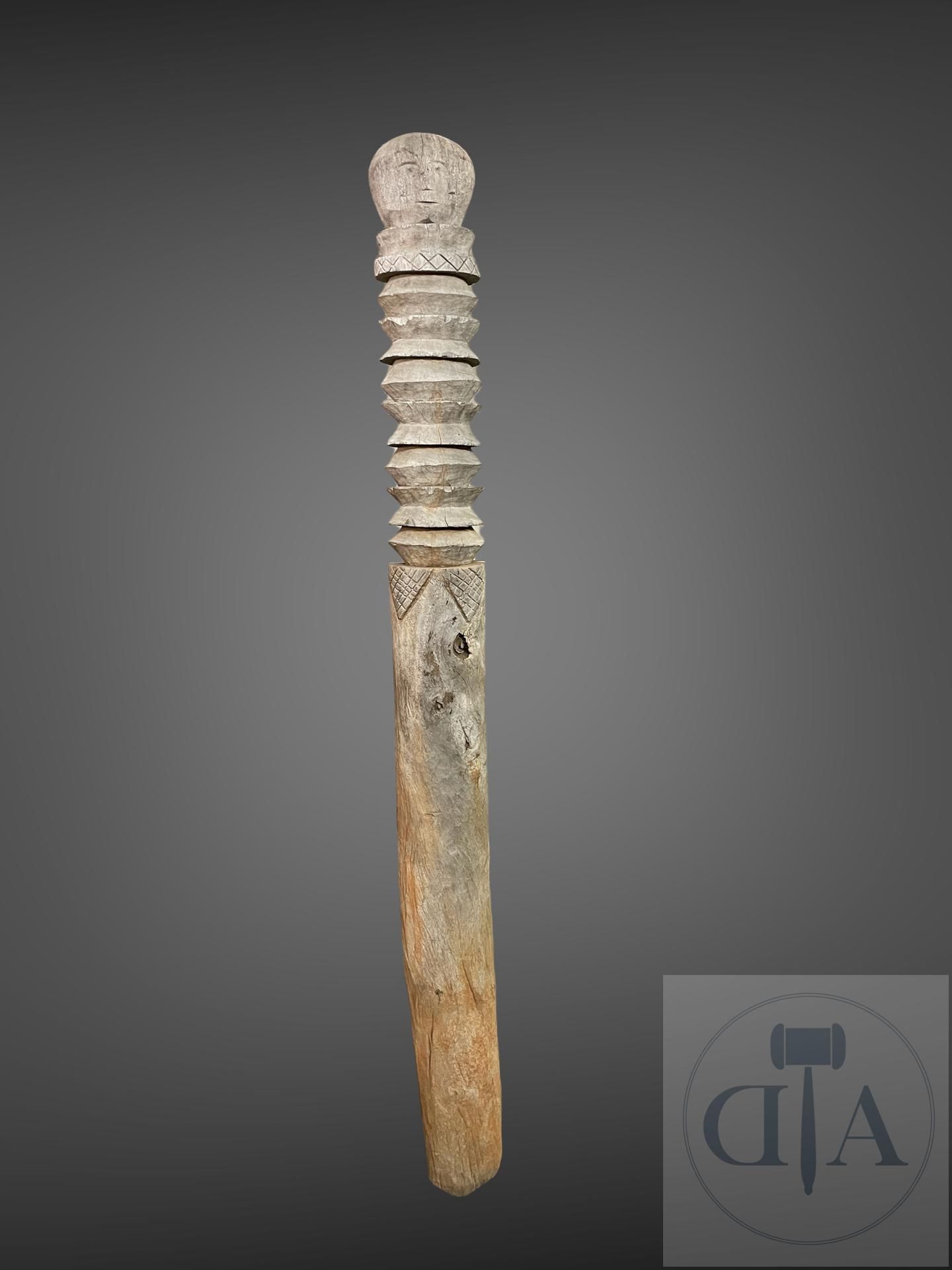 Null Soudan/Bongo. Important poteau funéraire surmonté d'une tête en bois sculpt&hellip;
