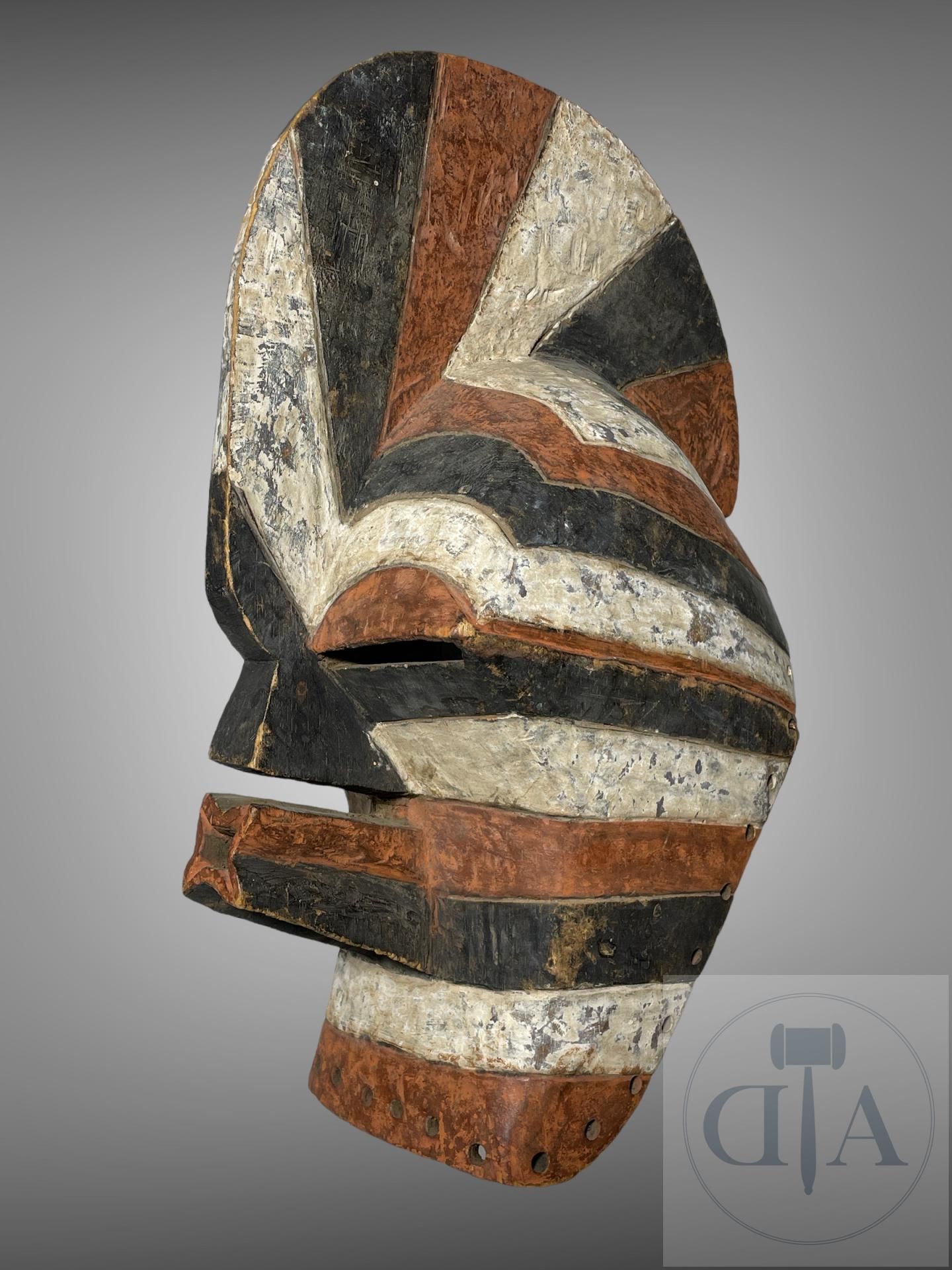 RDC/Songe. Important masque "Kifwebe" masculin en bois sculpté polychrome. Œuvre&hellip;