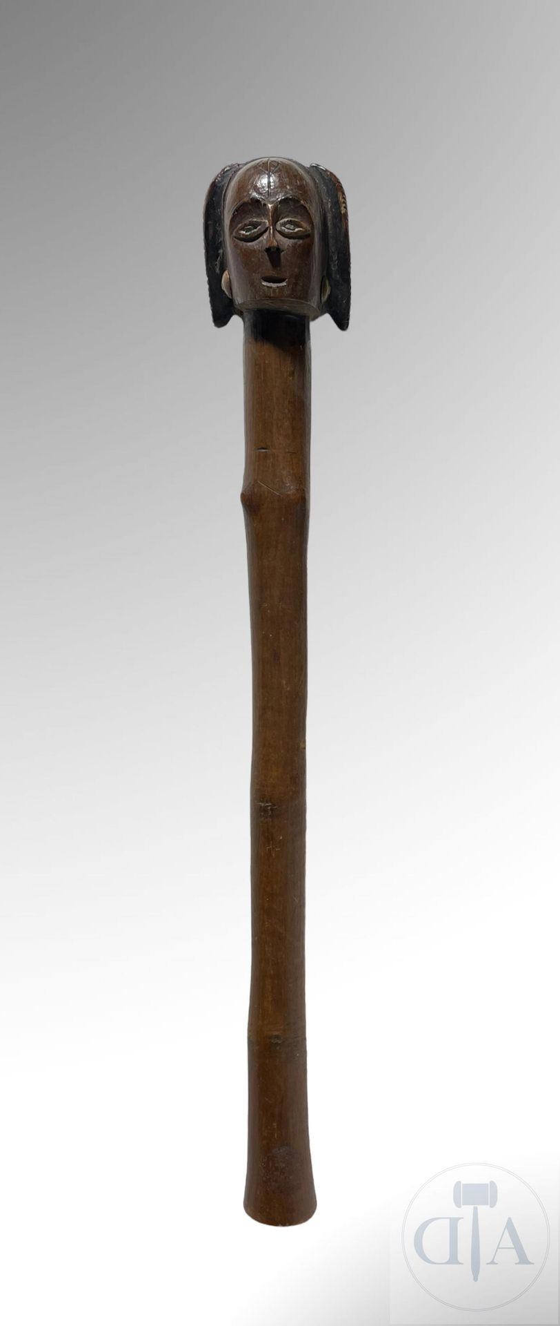 Null Angola/Ovimbunou. Sceptre de chef "Umbweti" en bois sculpté surmonté d'un b&hellip;