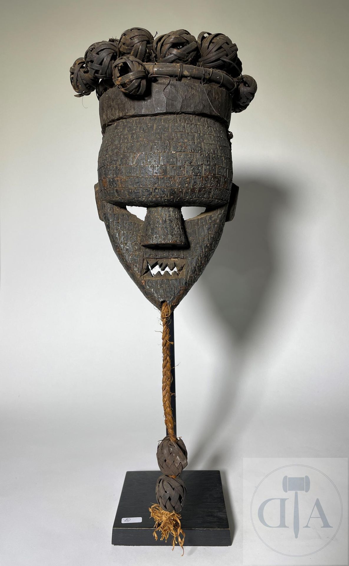 Null DRC/Salampasu。Mukinka "面具是用木头雕刻的，完全覆盖着镀铜。 20世纪中期。 高60 X 22厘米，包括底座。



萨兰帕苏面&hellip;