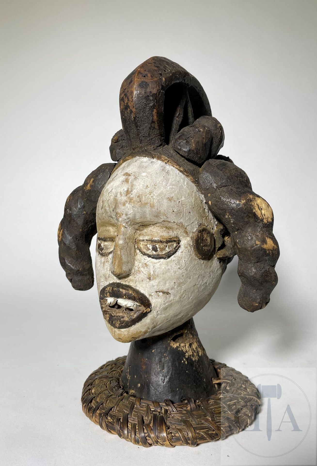 Null Nigeria/Idom. Masque en cimier "Ungulali" en bois sculpté et patiné. Milieu&hellip;