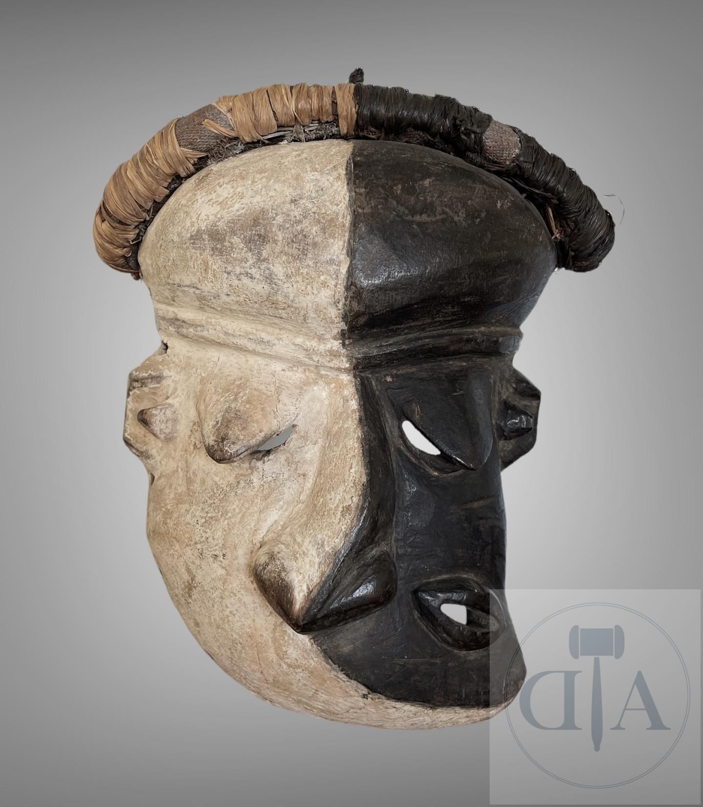 Null 刚果民主共和国/彭德。 Mbangu "木雕疾病面具。 20世纪中期。 高40 X 22厘米，包括底座。







这个 "Mbangu "面具，&hellip;