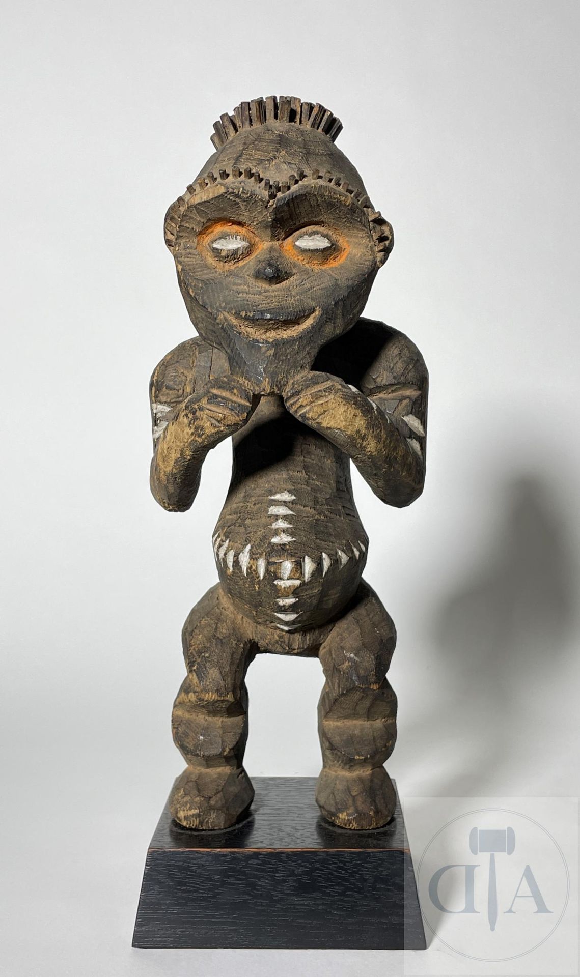 Null Cameroun/Mambila. Fétiche de guérison "Tadep" en bois sculpté avec sa coiff&hellip;