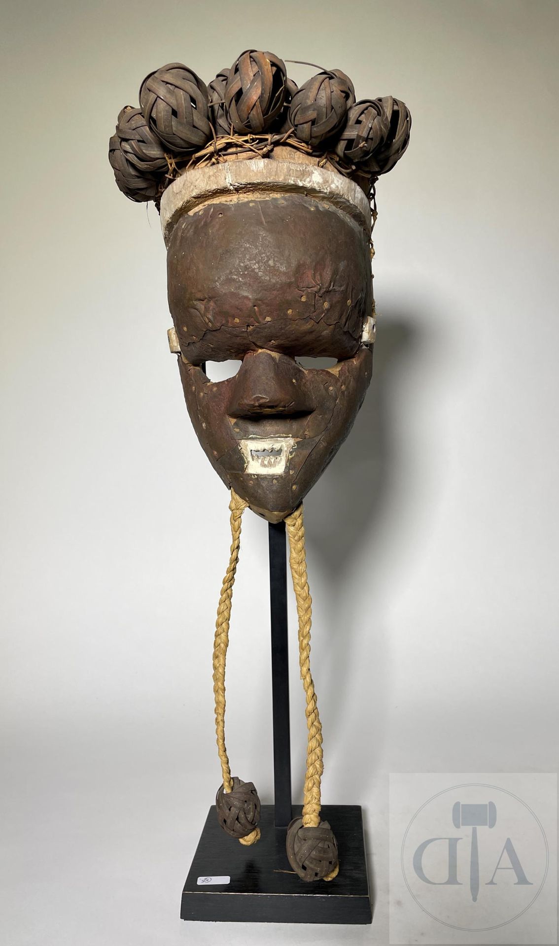 Null RDC/Salampasu. Masque "Mukinka" en bois sculpté recouvert d'un plaquage de &hellip;